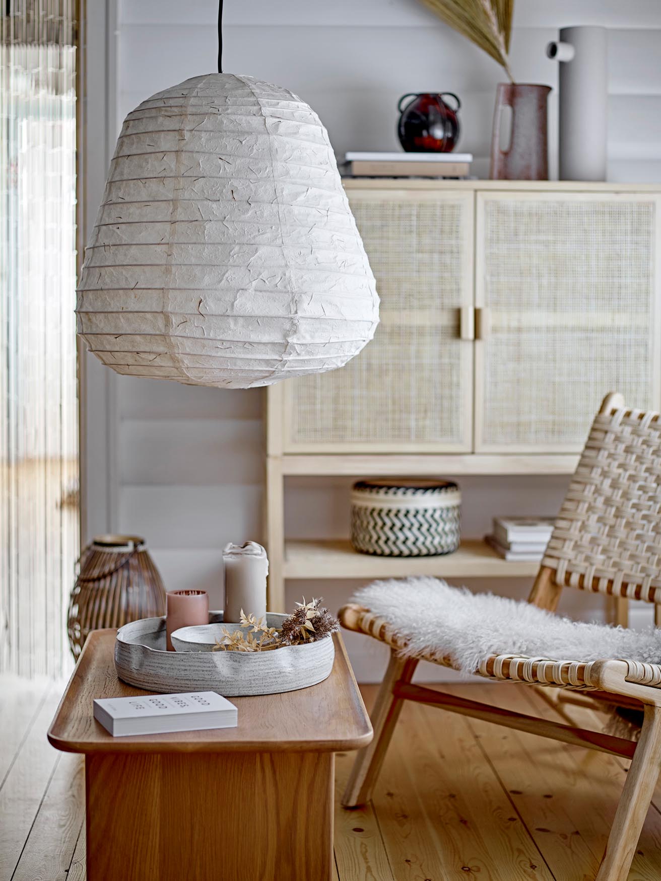 Leda Tablett in Grau: Stilvolles Steingut-Design von Bloomingville.