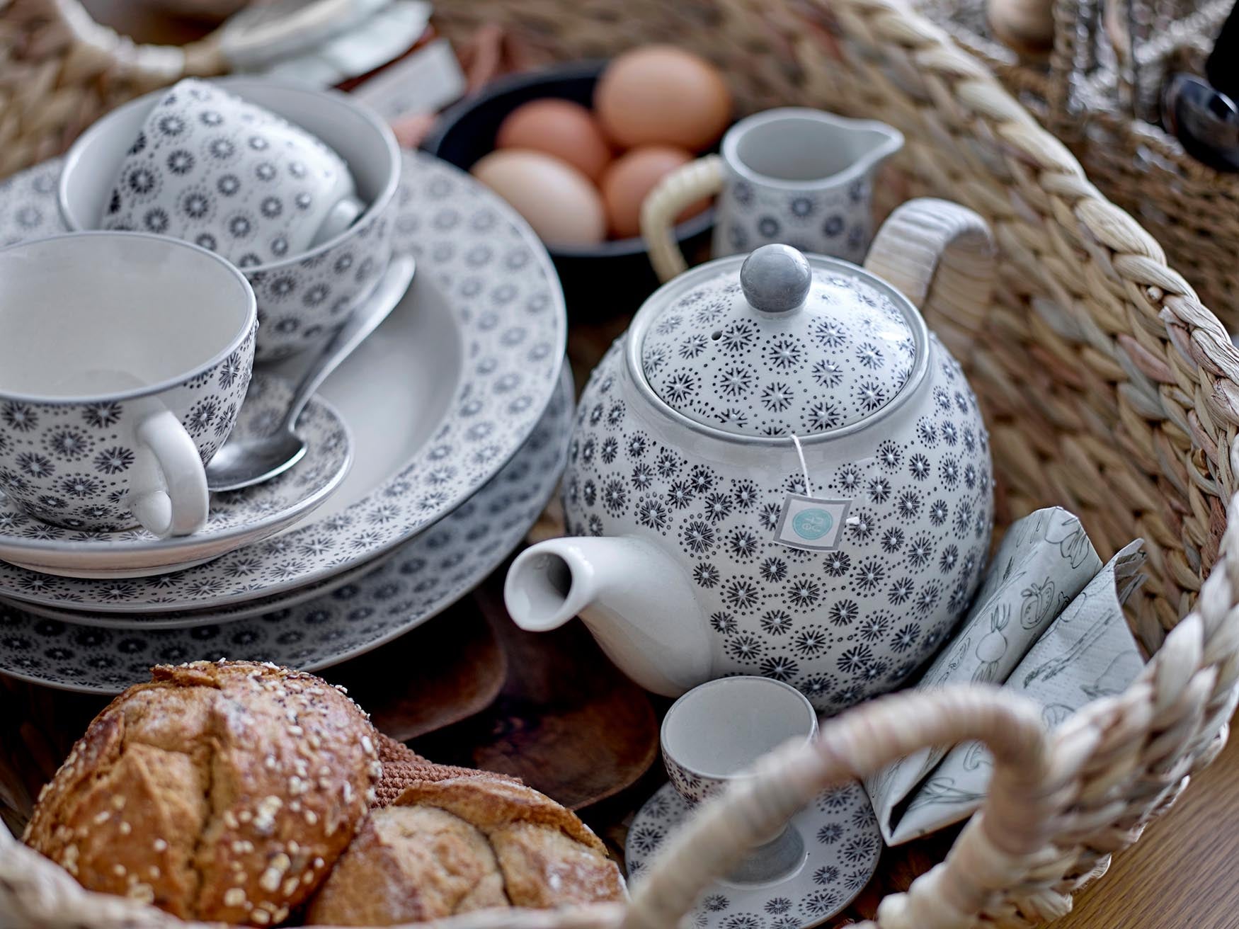 Stilvoller Elsa Teller aus grauem Steingut von Bloomingville.