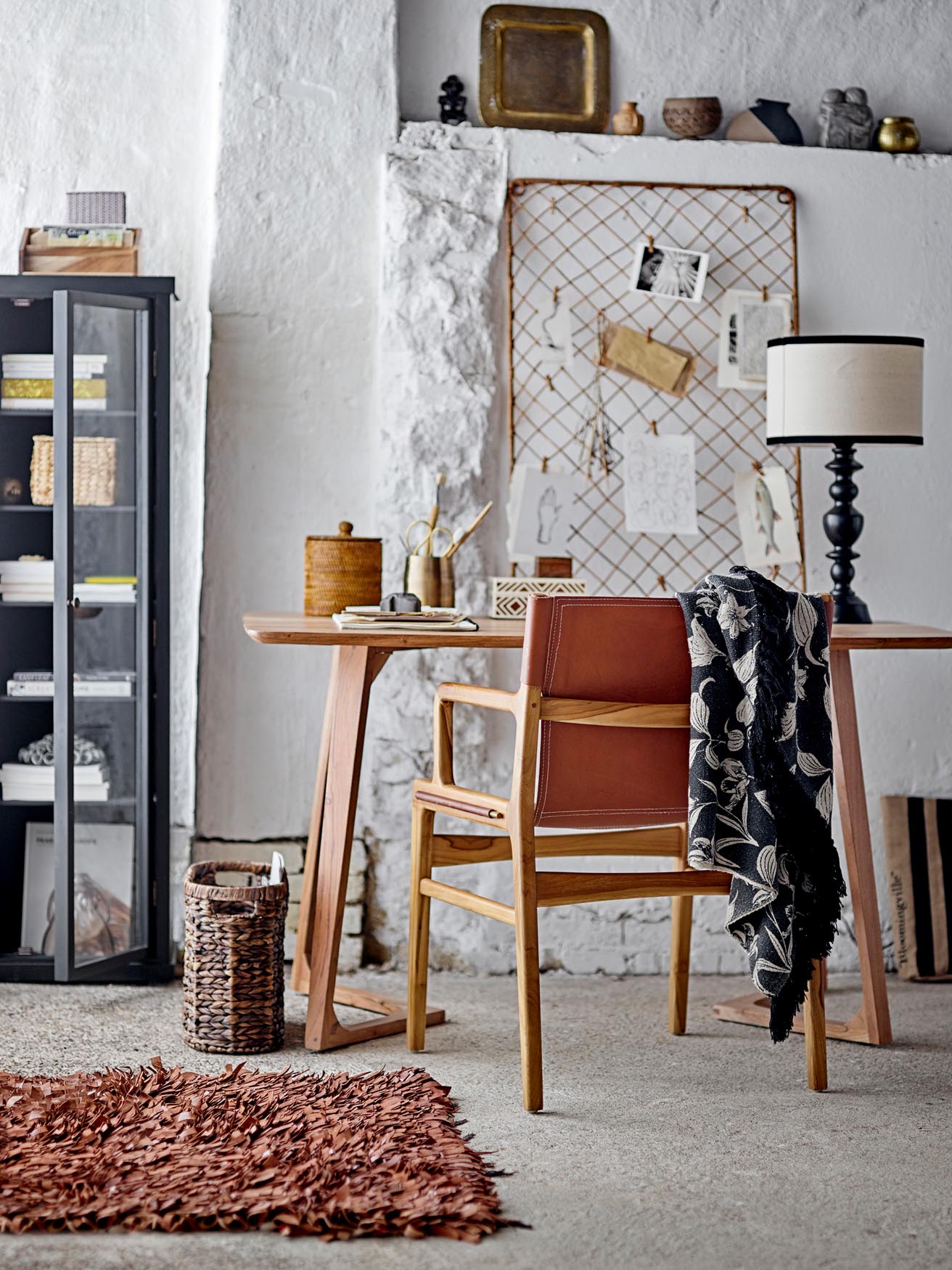 Der Ollie Loungesessel von Bloomingville besticht durch sein braunes Lederdesign und bietet stilvollen Komfort für jedes Zuhause.