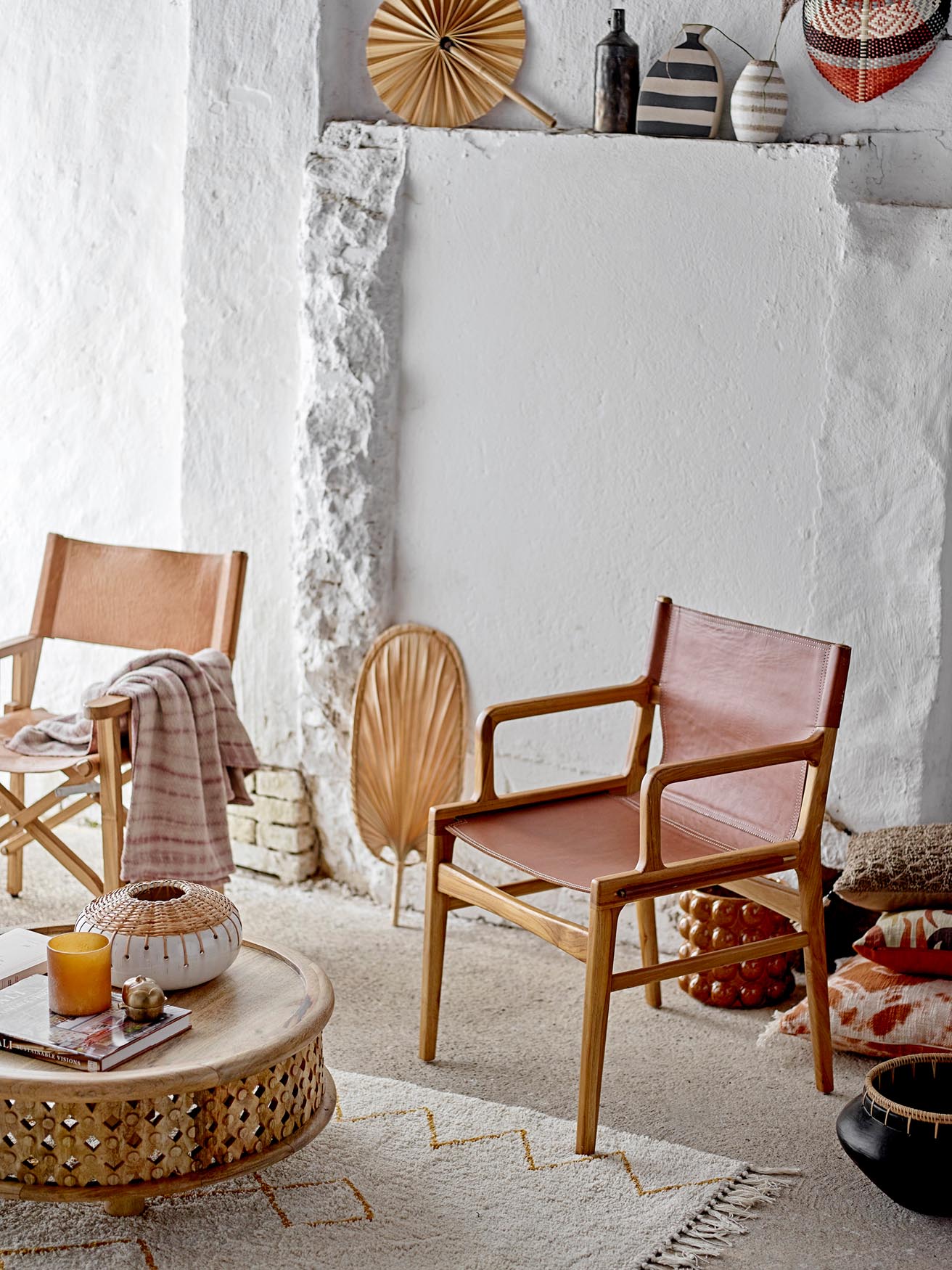 Der Ollie Loungesessel von Bloomingville kombiniert braunes Leder mit elegantem Design und sorgt für gemütliche Entspannung.