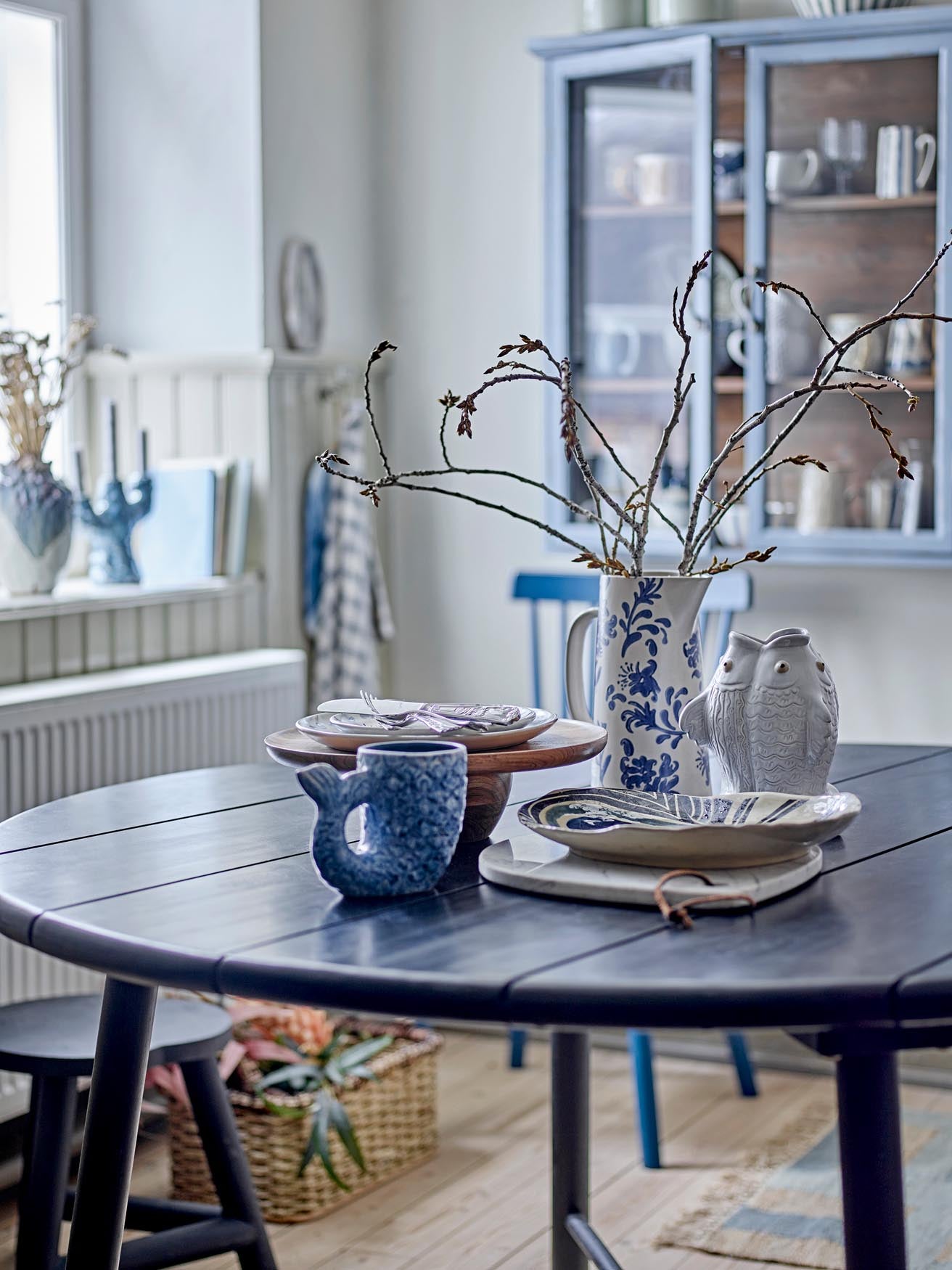 Moderner Esstisch aus schwarzem Akazienholz, robust und stilvoll, ideal für ein elegantes und zeitgemässes Wohnambiente.