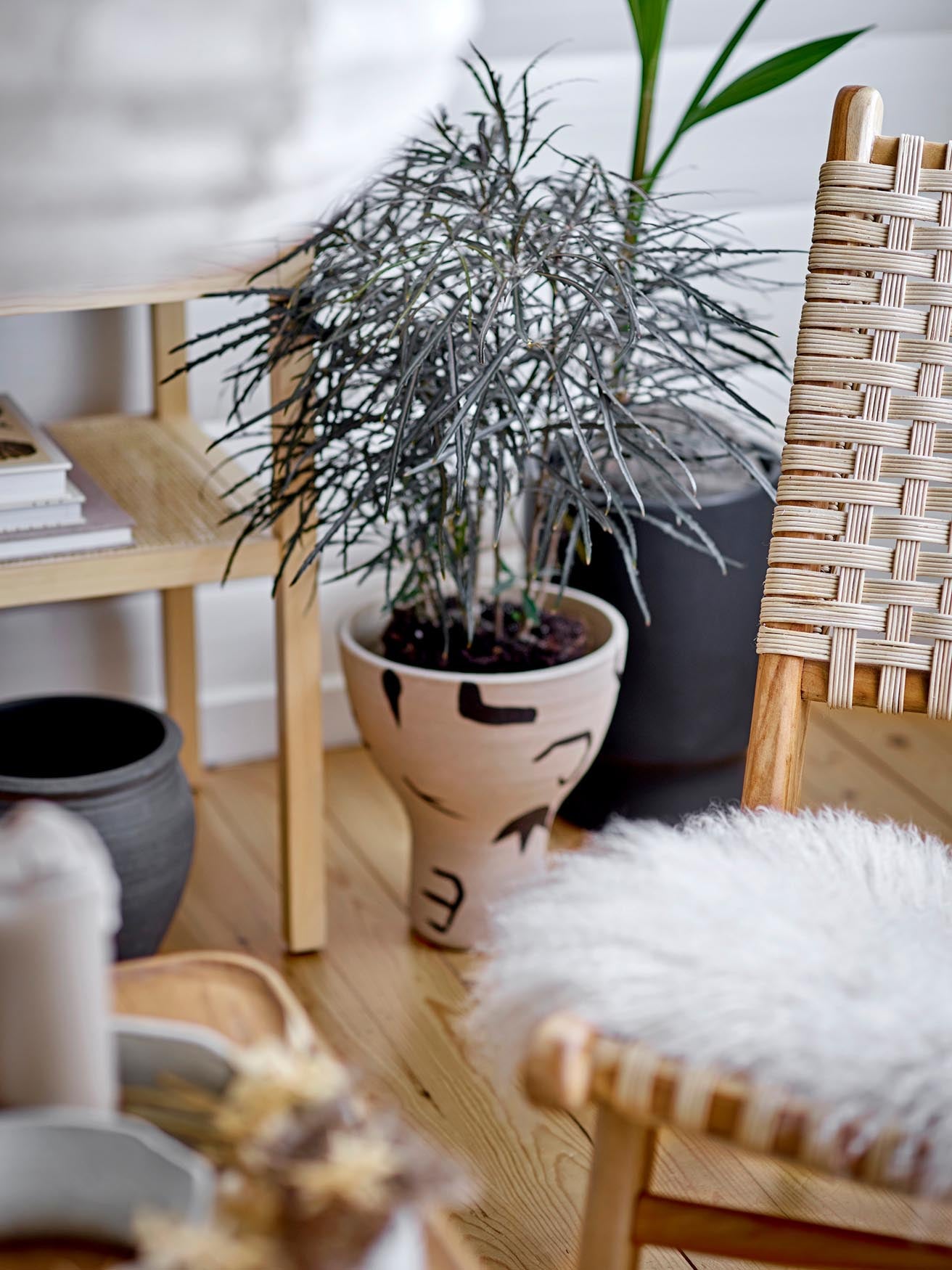 Verleihen Sie Ihrem Wohnraum mit der Nans Deko-Vase von Bloomingville aus edler Terrakotta einen rustikalen Akzent. Einzigartig und langlebig!