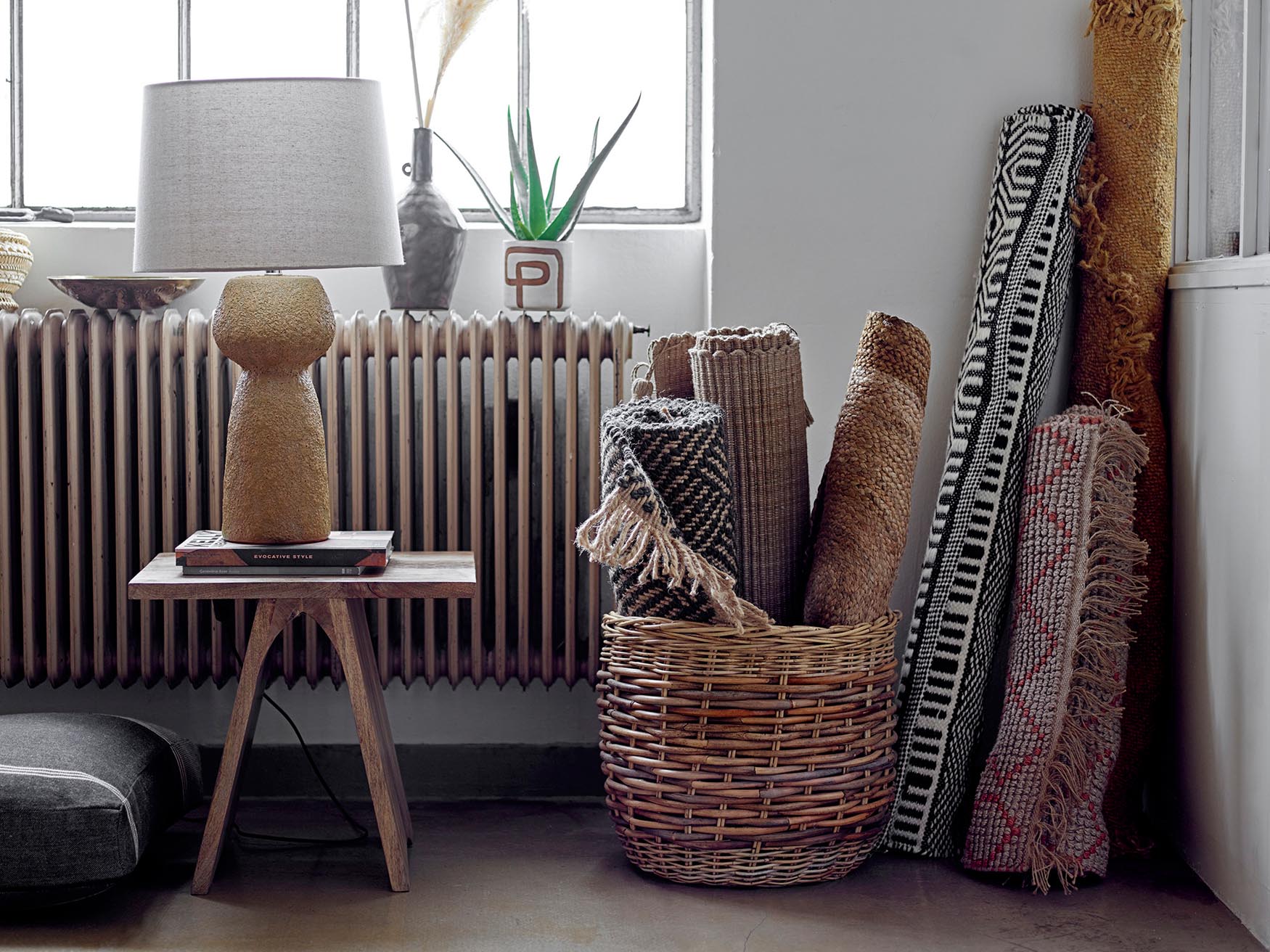 Eleganter Joob Teppich aus schwarzer Wolle von Bloomingville, ideal für stilvolle und gemütliche Wohnräume.