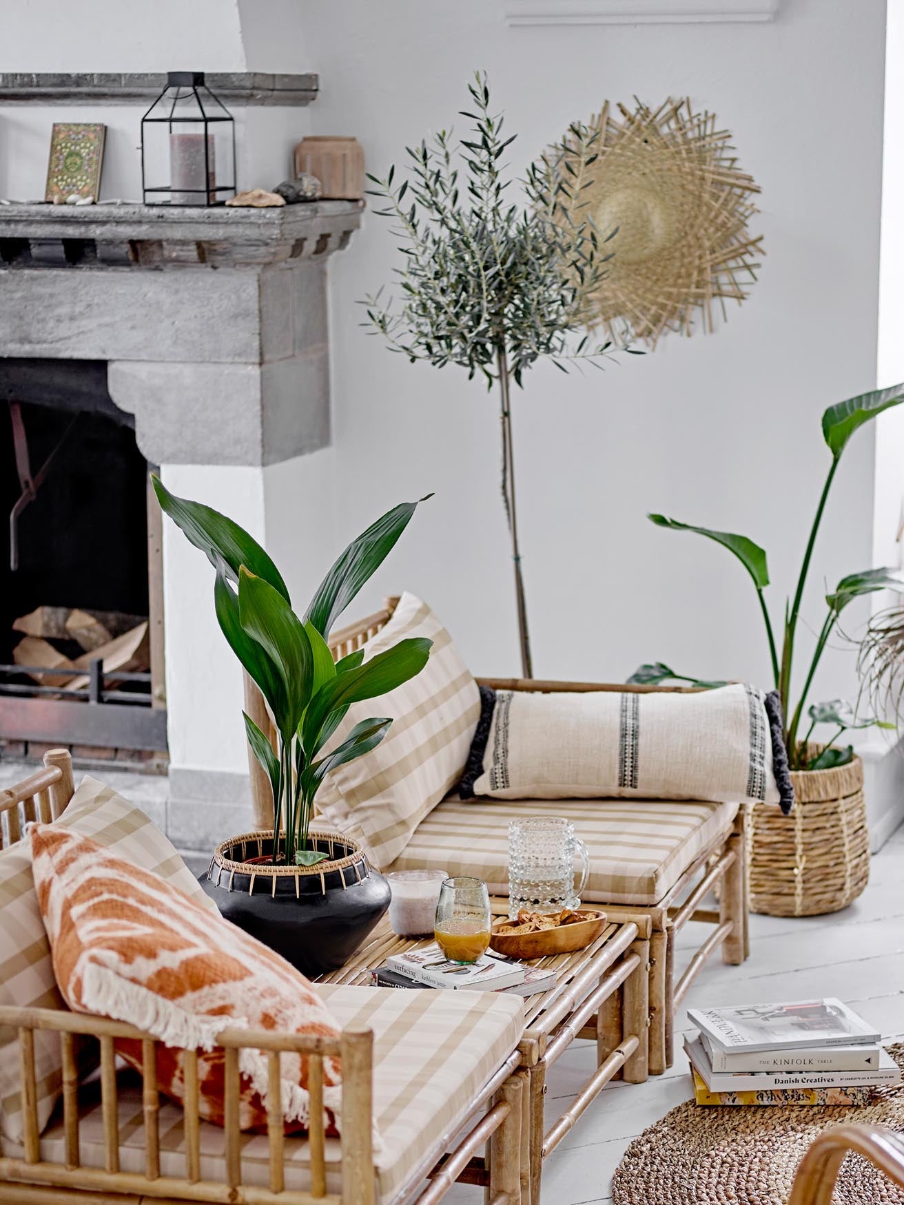 Das Korfu Modul-Sofa von Bloomingville aus Bambus in Natur ist ein stilvolles, modulares Ecksofa für gemütliche Wohnräume.