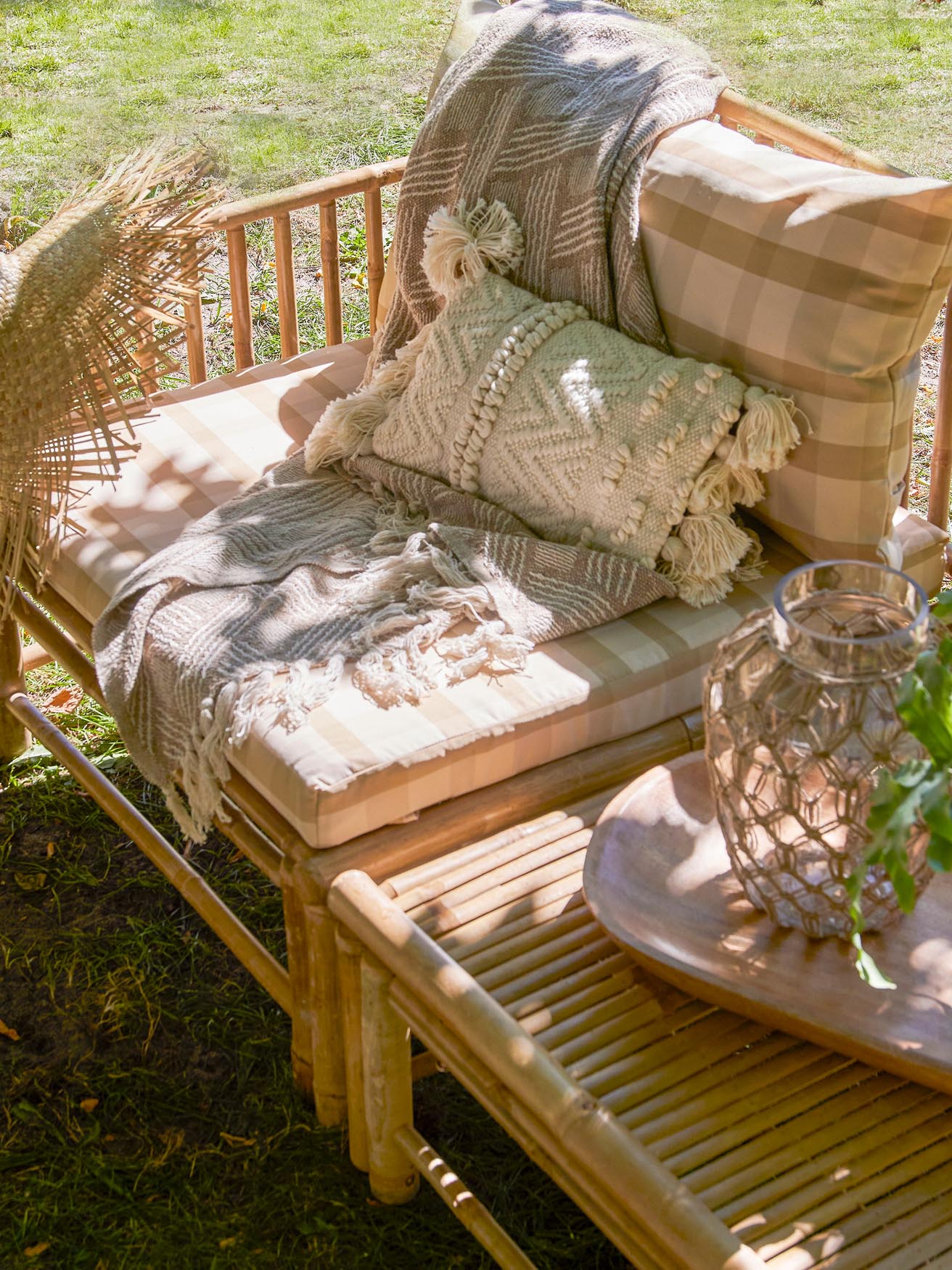 Ein eleganter Pouf aus Bambus in natürlichem Look, vielseitig einsetzbar als Sitzmöbel oder dekoratives Element in Ihrem Wohnraum.