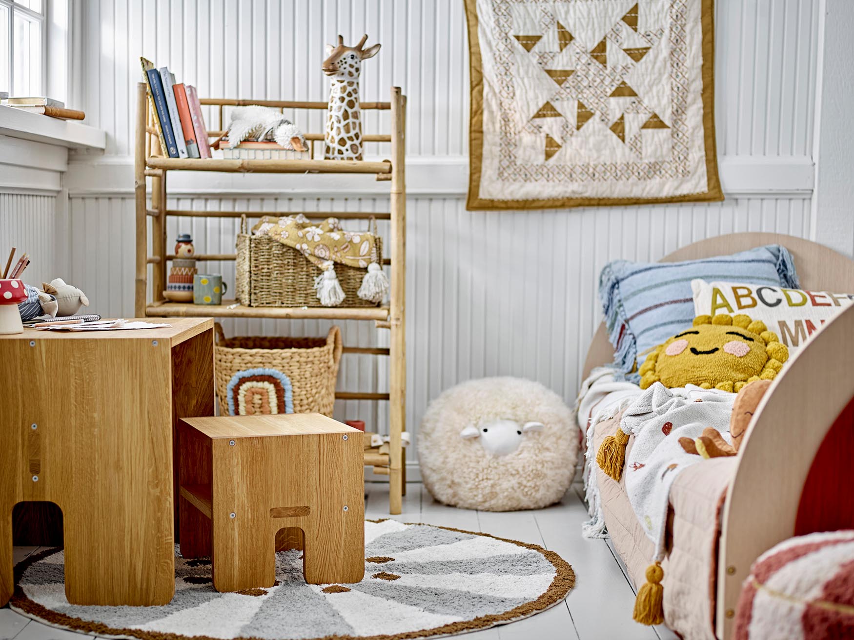 Das Charli Juniorbett von Bloomingville Mini in Braun aus MDF bietet modernes Design und Komfort für ein stilvolles Kinderzimmer.