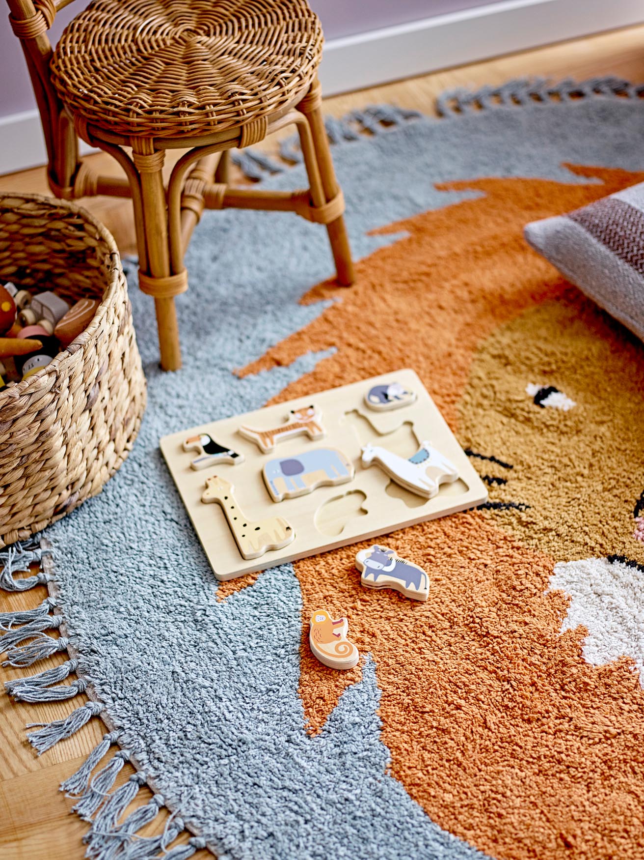 Entdecken Sie den charmanten Leroy Teppich von Bloomingville MINI: Ein runder, blauer Baumwollteppich mit Löwenkopf, perfekt für kreative Spielräume.