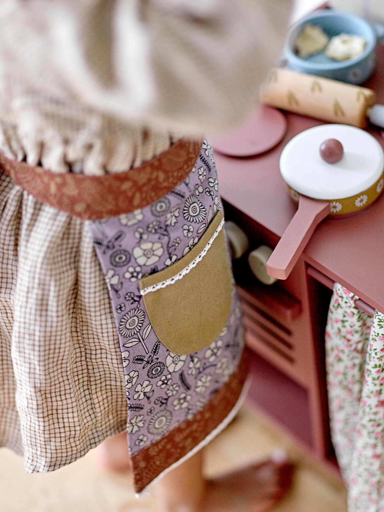 Bezaubernder Pippi Mini-Ofen aus MDF und Lotusholz für fantasievolles Kochen und kreatives Spielen im Kinderzimmer.