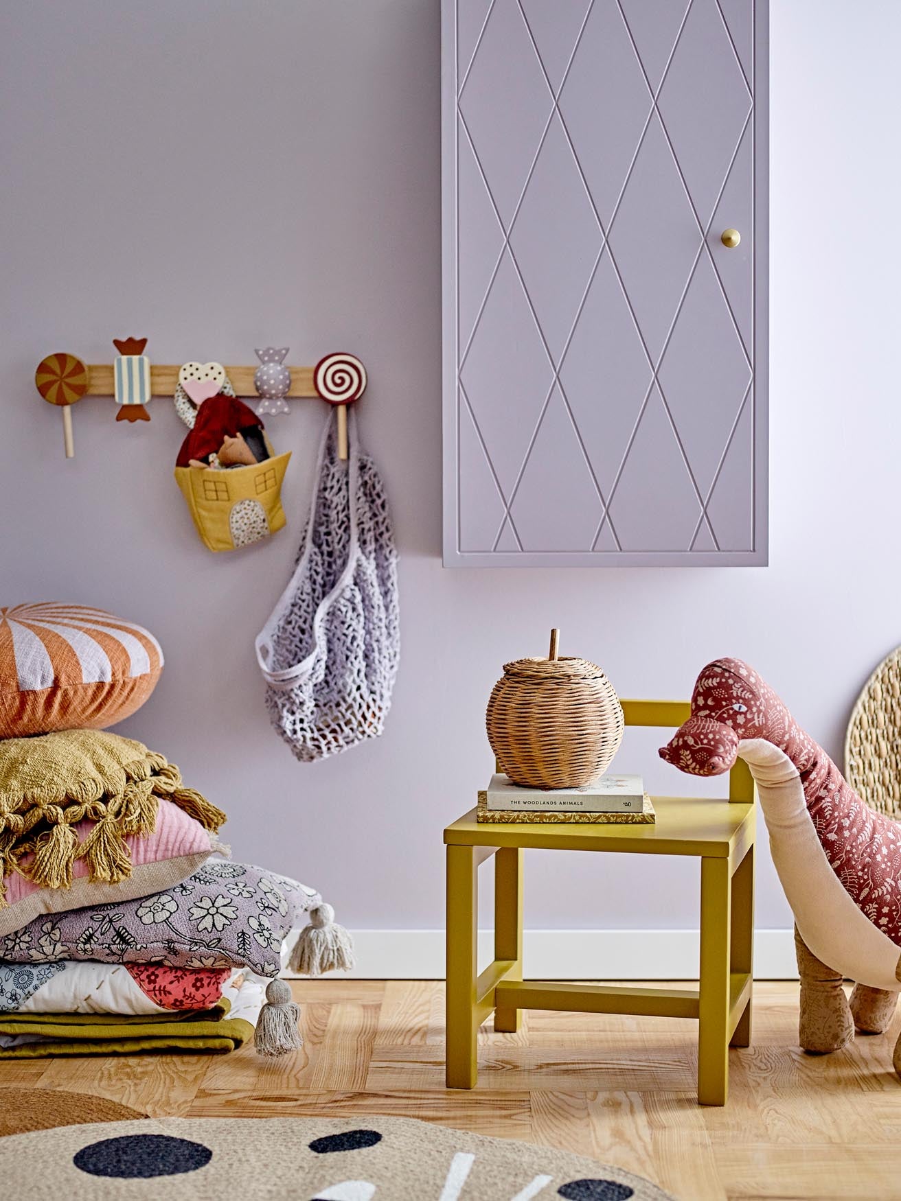 Das Nell Kabinett in Violett von Bloomingville Mini ist ein stilvolles MDF-Möbel für Kinderzimmer und moderne Wohnbereiche.