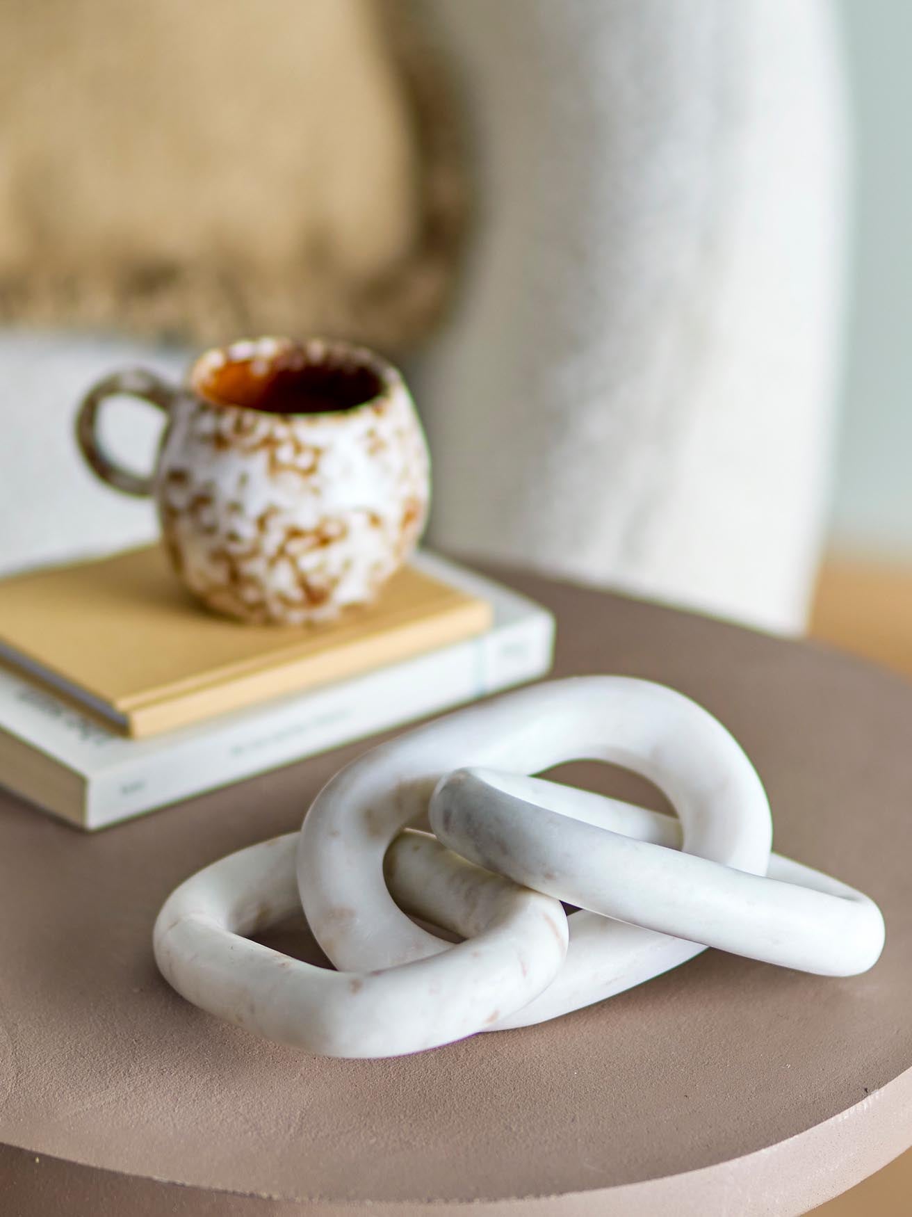 Adee Marmor-Deko in Weiss: Zeitlose Eleganz von Bloomingville.