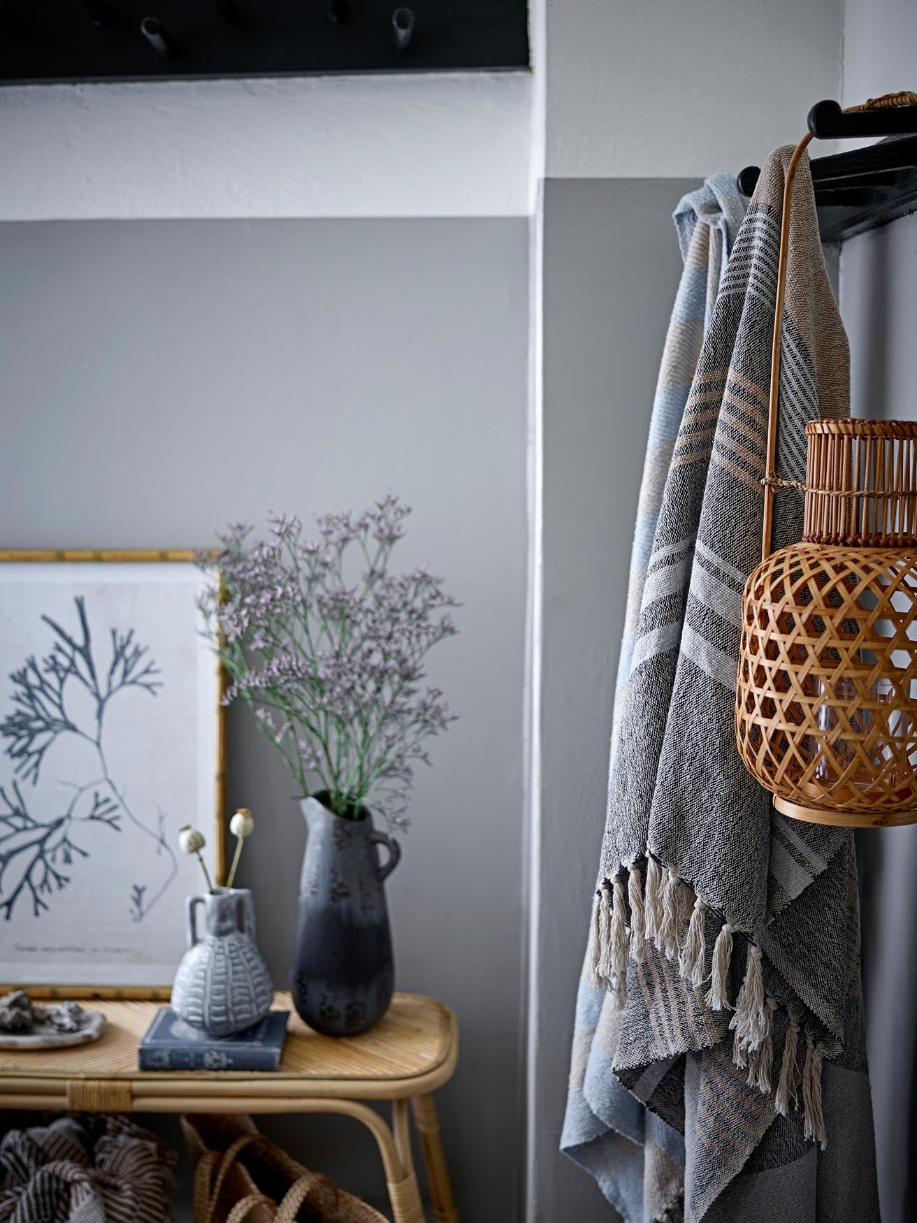 Der Thenna Konsolentisch aus Naturholz und Rattan von Creative Collection bietet elegantes Design und vielseitige Einsatzmöglichkeiten.