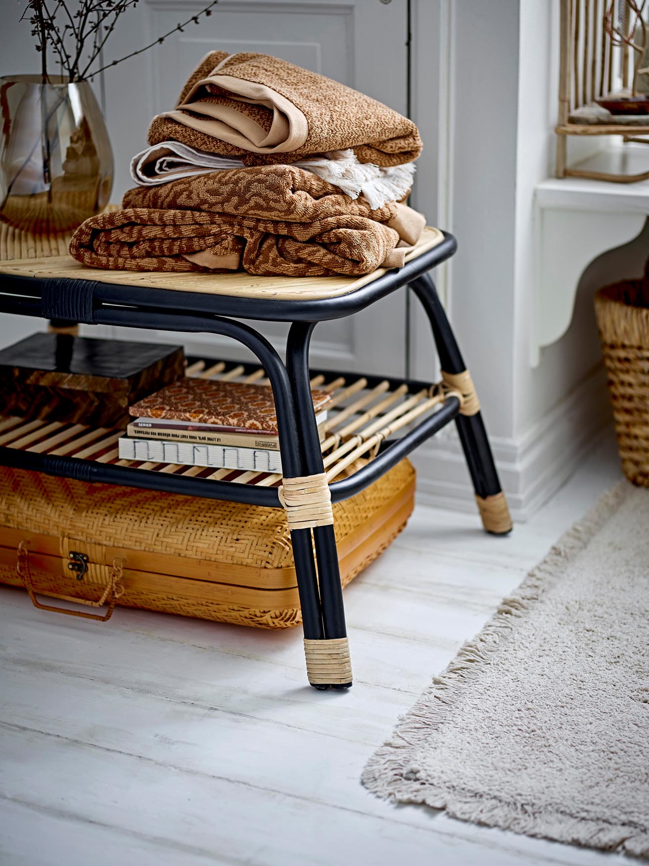 Eleganter Loue Beistelltisch von Bloomingville aus schwarzem Rattan, ideal für stilvolle Wohnräume und vielseitige Nutzung.