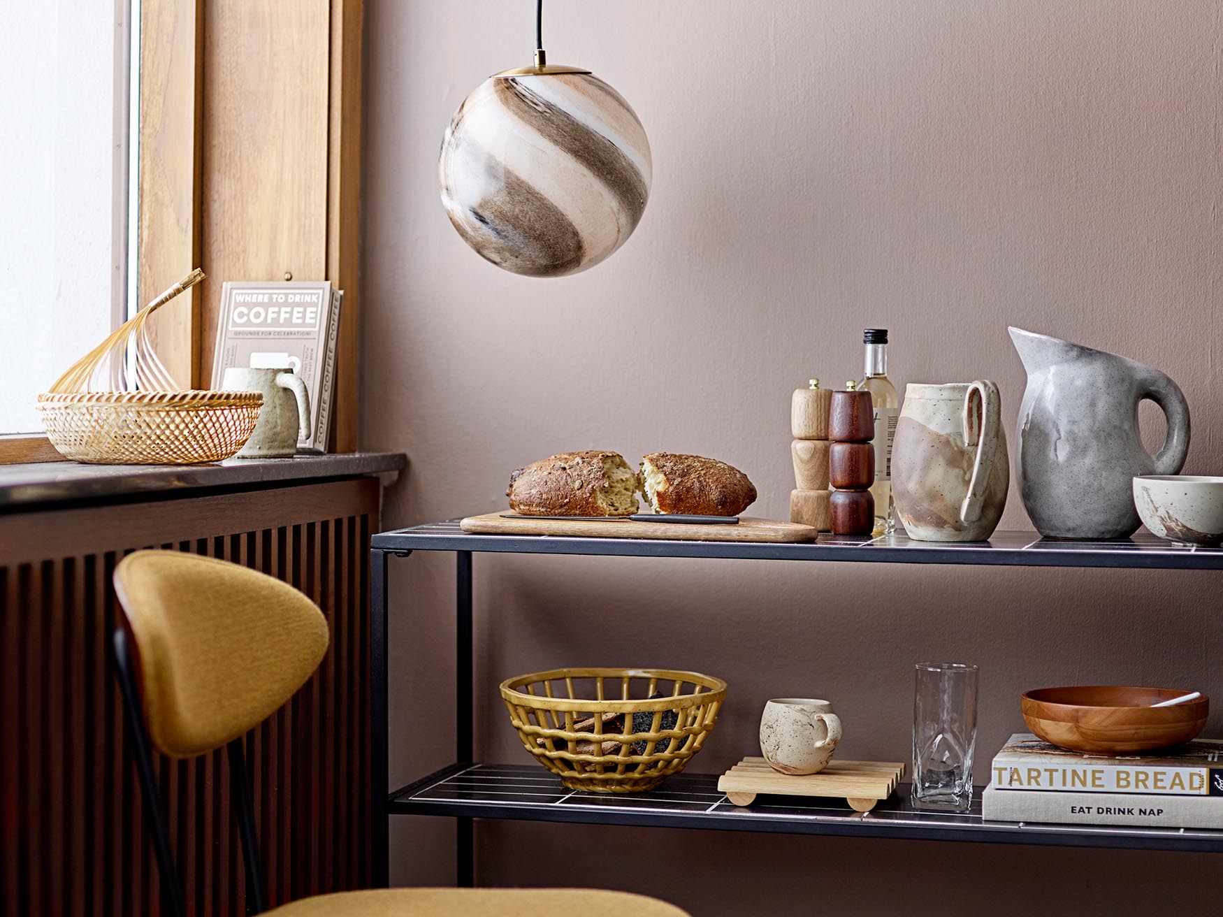 Eleganter Konsolentisch aus schwarzem Stein von Bloomingville, ideal für stilvolle Wohnräume und modernes Interieur.