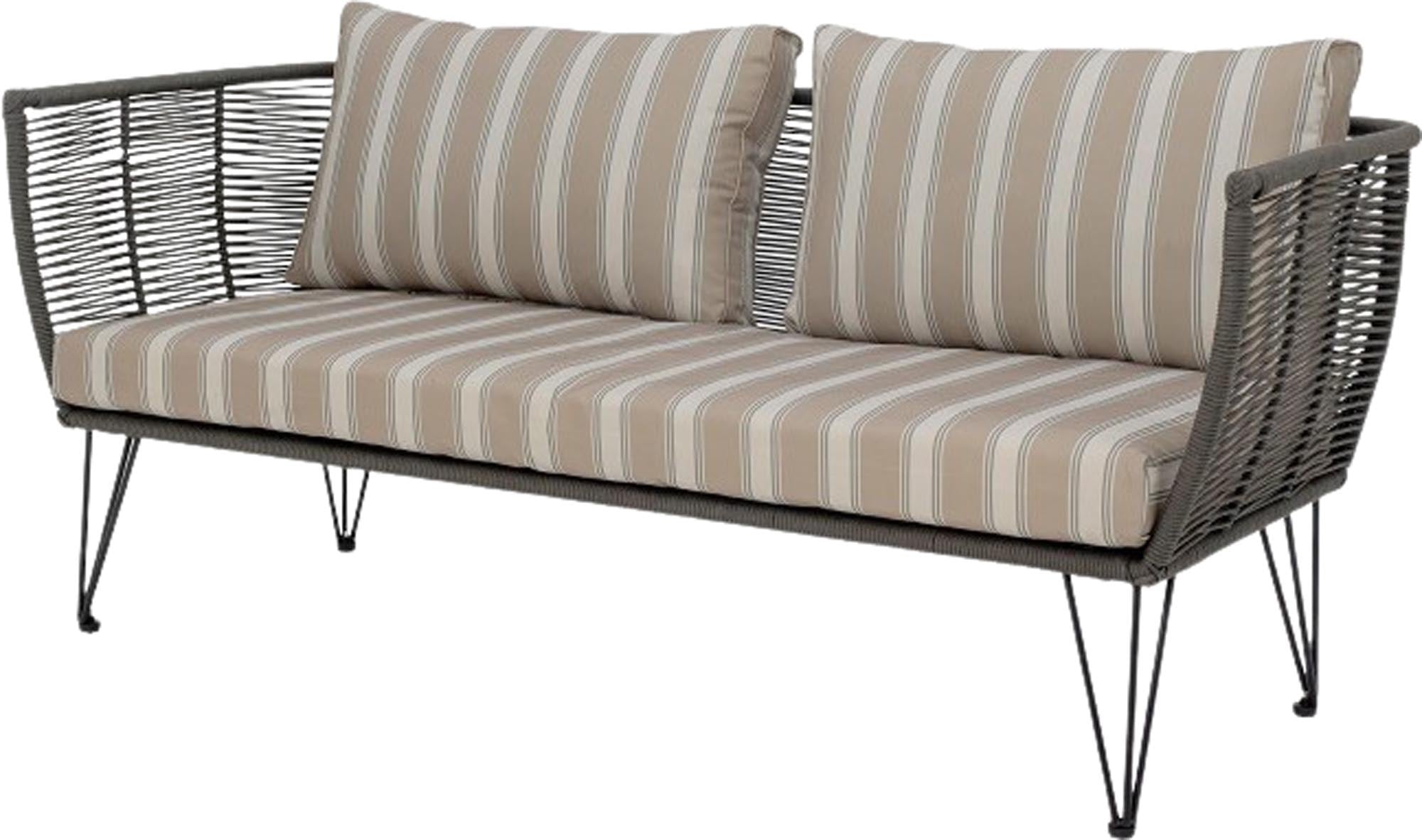 Das grüne Mundo Sofa von Bloomingville besticht durch modernes Design und robusten Metallrahmen, ideal für stilvolle Aussenbereiche.