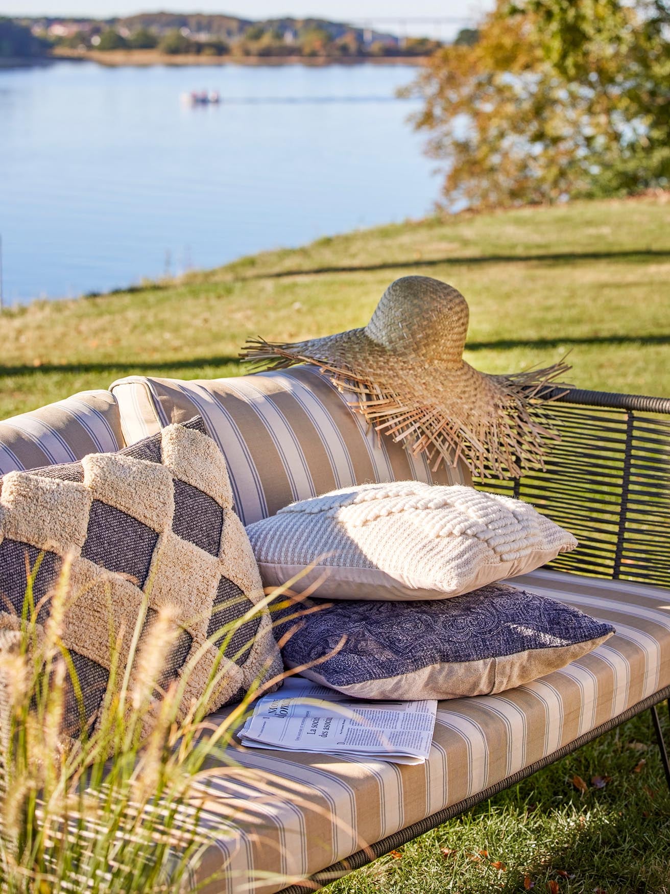 Das grüne Mundo Sofa von Bloomingville bietet modernes Design mit einem stabilen Metallrahmen, ideal für stilvolle Aussenbereiche.