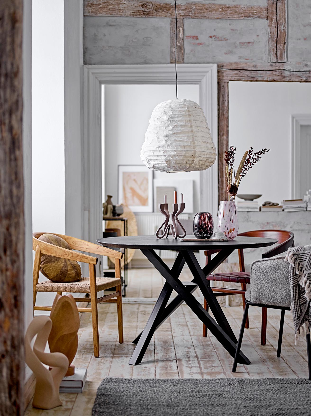 Leena Hängeleuchte: Zeitlose Papierästhetik von Bloomingville.