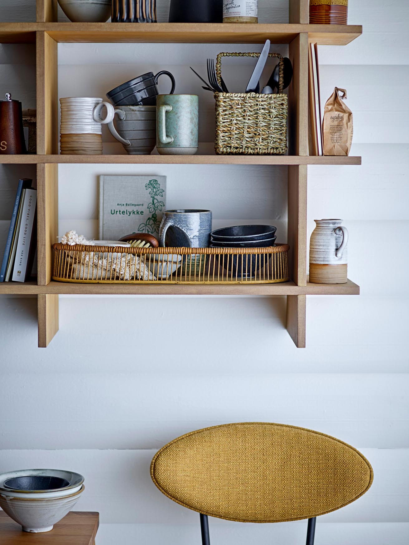 Zeitlose Masami Tasse aus weissem Steingut von Bloomingville.