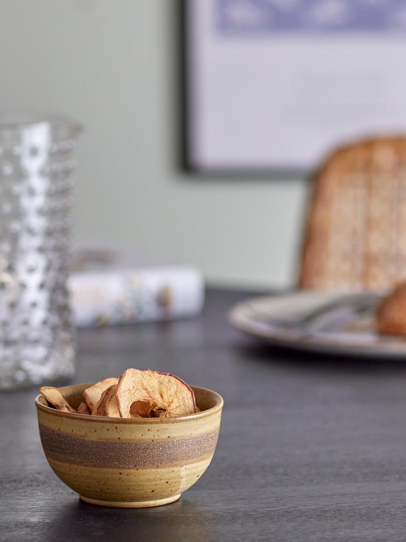 Entdecken Sie die Solange Schale von Bloomingville: Ein handgefertigtes Steingut-Unikat mit elegantem Streifenmuster, perfekt für Küche und Dekoration.