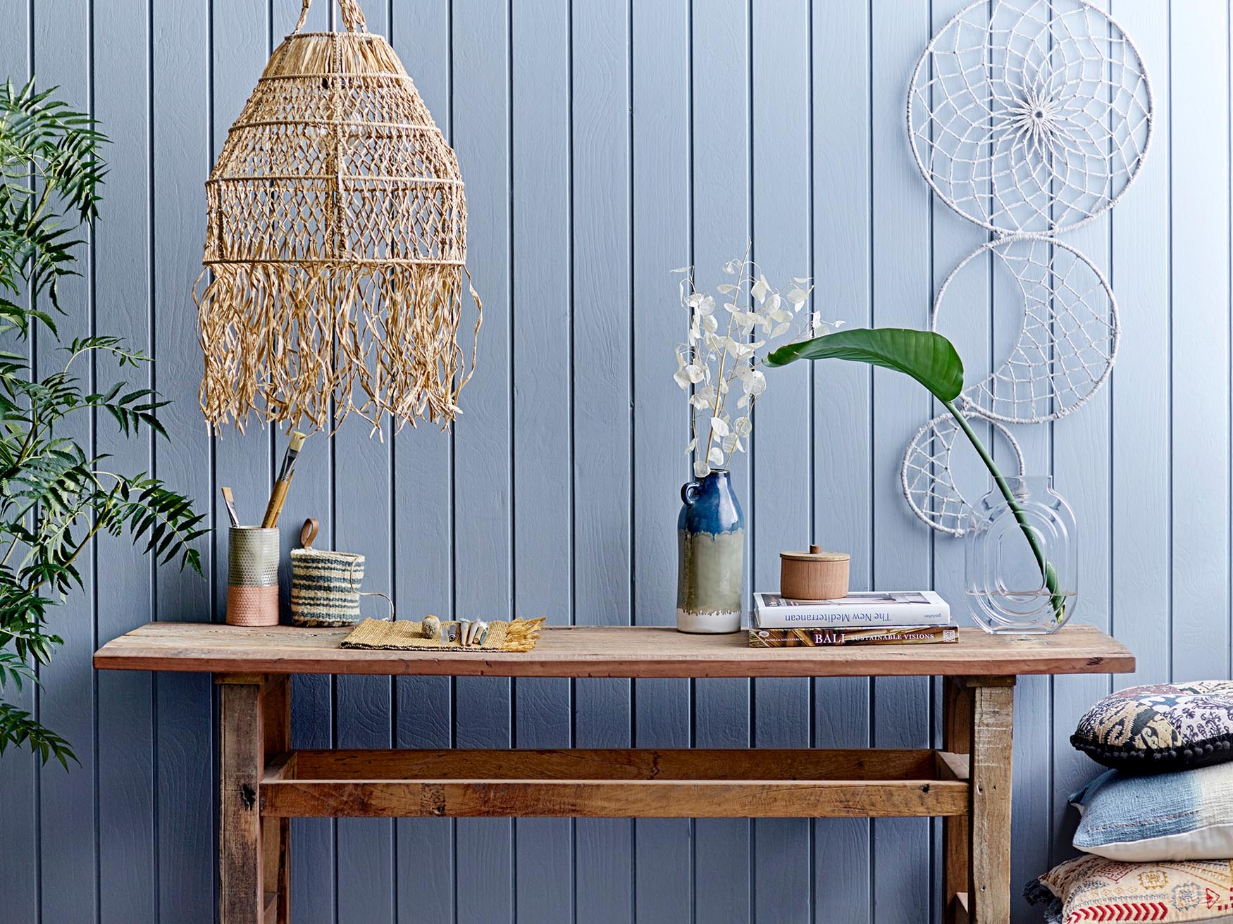 Die Thora Hängeleuchte aus Raffia vereint natürliche Eleganz und handgefertigte Qualität für ein warmes Wohnambiente.