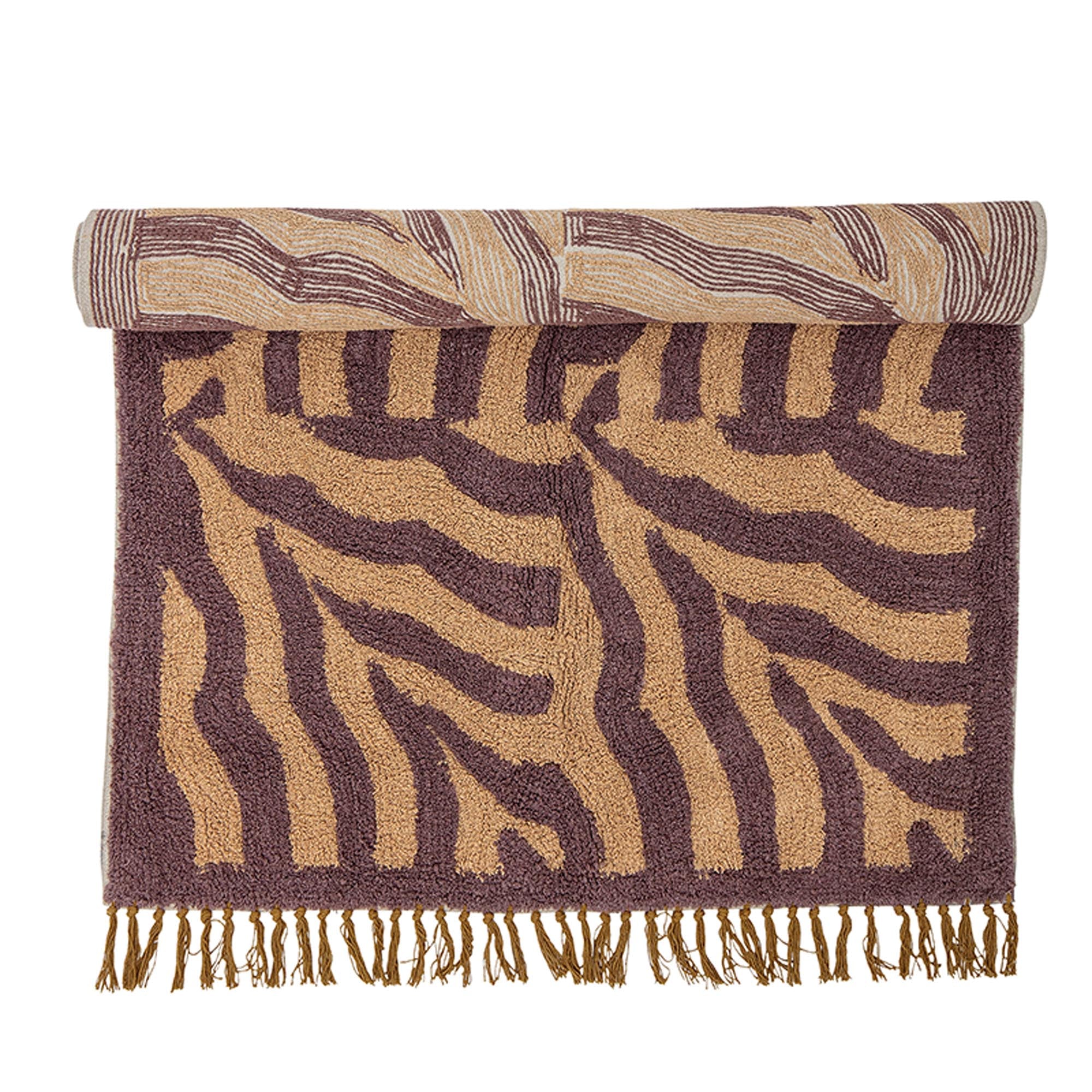 Izza Teppich von Bloomingville: Elegantes Tuftmuster, 100% Baumwolle, violett, rechteckig mit Fransen. Ideal für Wohnzimmer & Schlafzimmer.