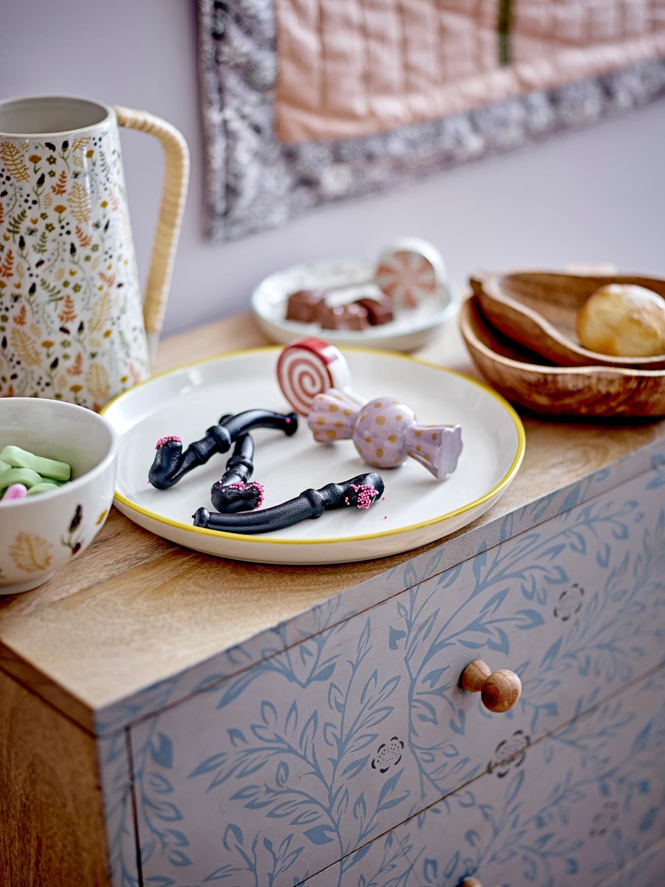 Das Mylie Tablett aus Steingut in Natur von Bloomingville Mini ist ein stilvolles und praktisches Accessoire für den Alltag.