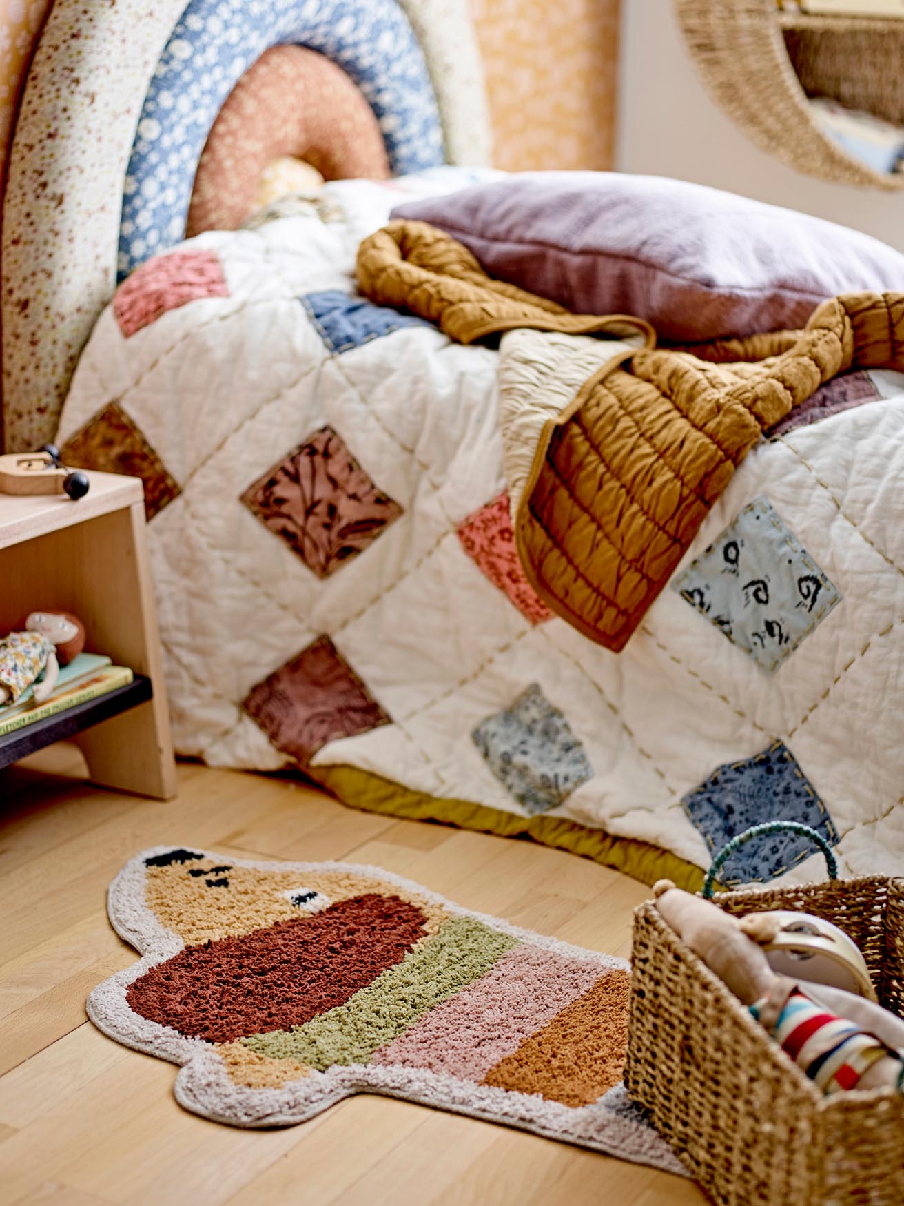 Der Melua Überwurf von Bloomingville Mini aus natürlicher Baumwolle bietet weichen Komfort und stilvolles Design für Ihr Zuhause.