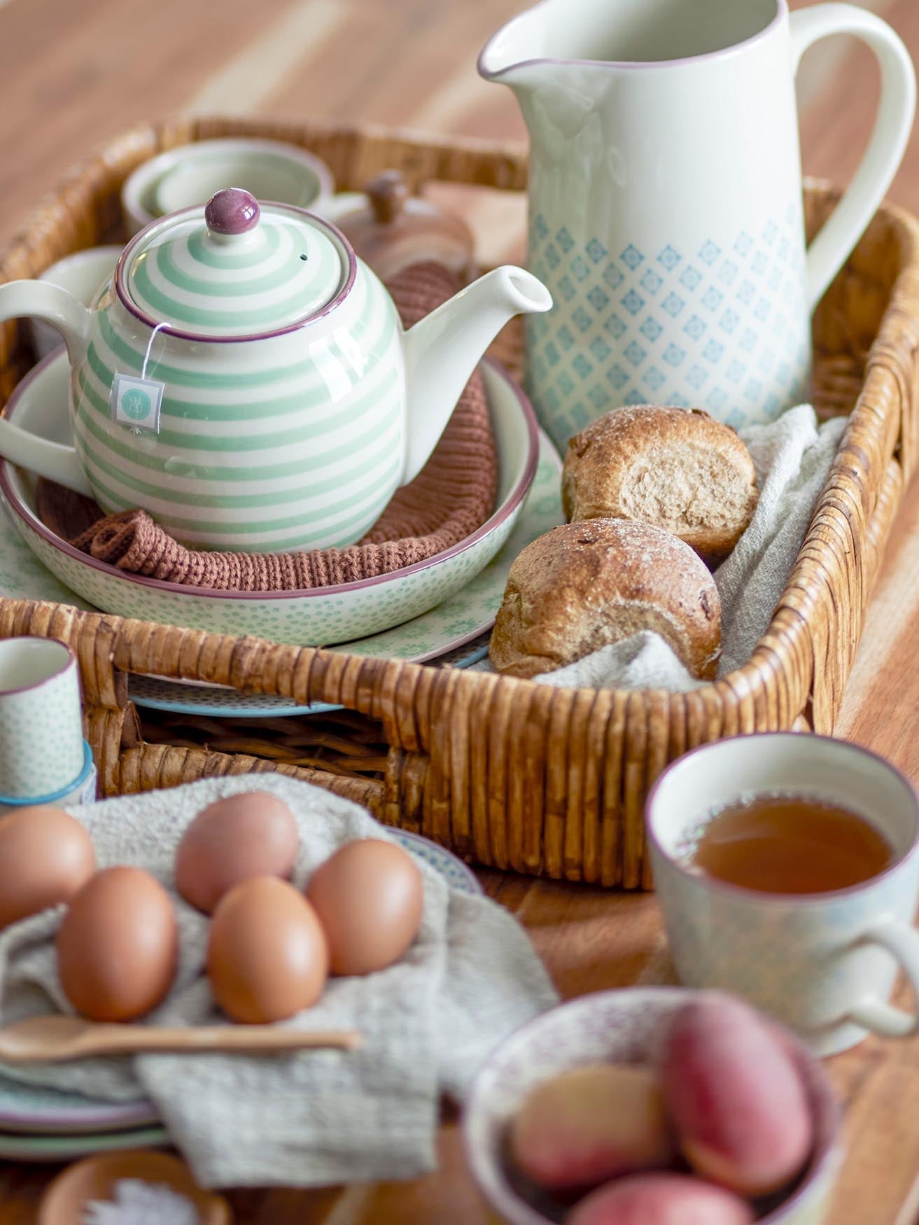 Natürlicher Rattan-Touch: Diann Tray in Braun von Bloomingville.