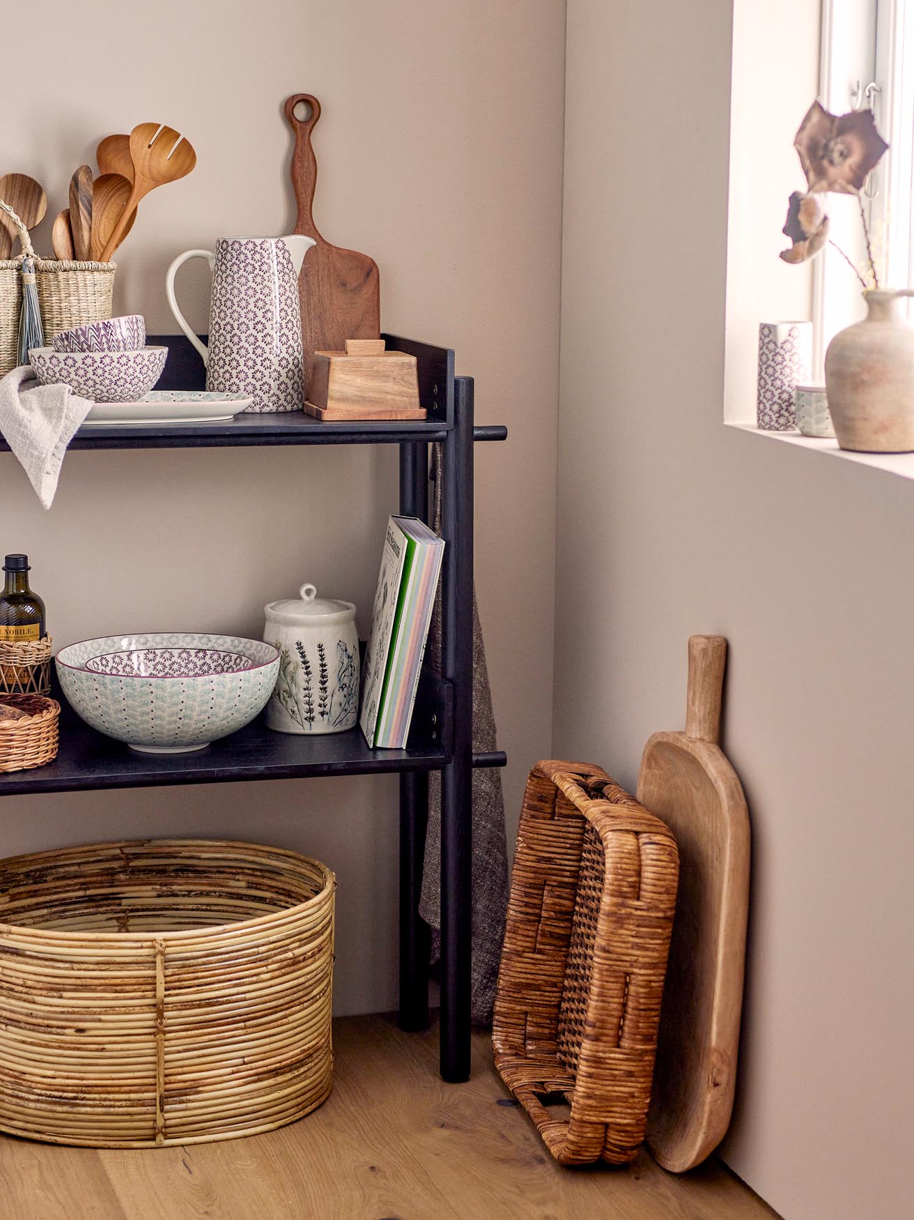 Diann Tablett aus Rattan in Braun von Bloomingville für modernes Flair.