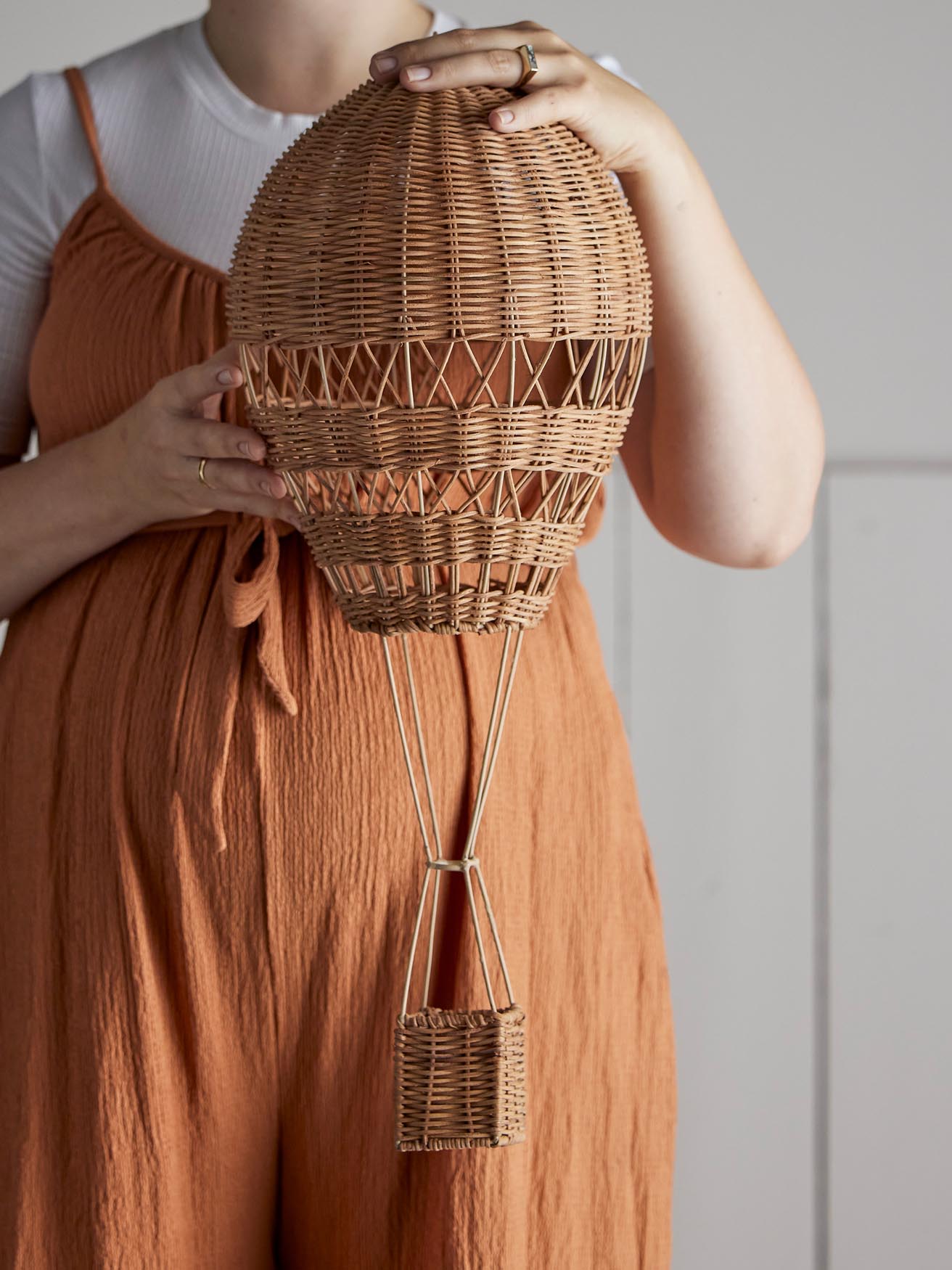 Huggi Deko, Braun, Rattan in Brown präsentiert im Onlineshop von KAQTU Design AG. Kunstgegenstände ist von Bloomingville Mini