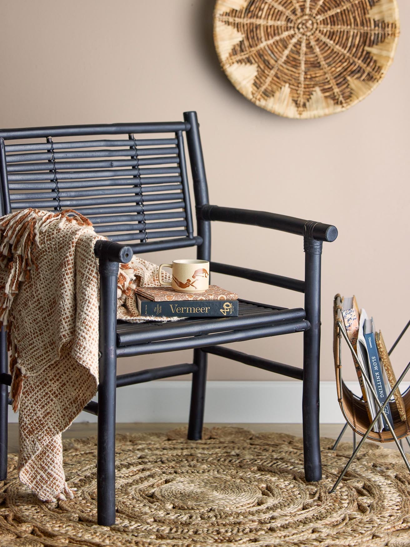 Eleganter Coen Loungesessel aus schwarzem Bambus, robust und langlebig, ideal für Wohnzimmer oder Leseecke. Modern und pflegeleicht.