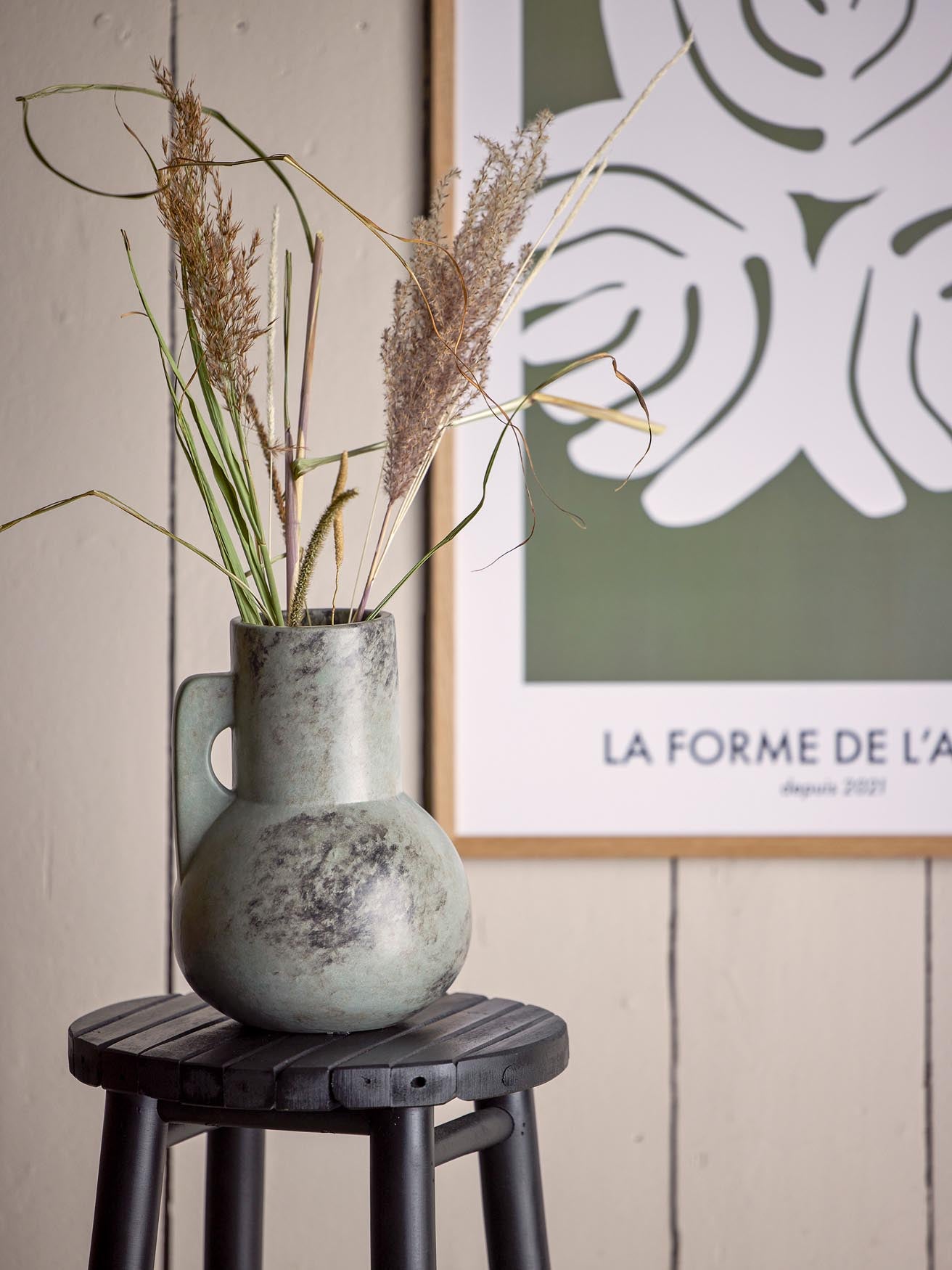 Moderne graue Keramikvase Tias von Bloomingville für stilvolle Räume.