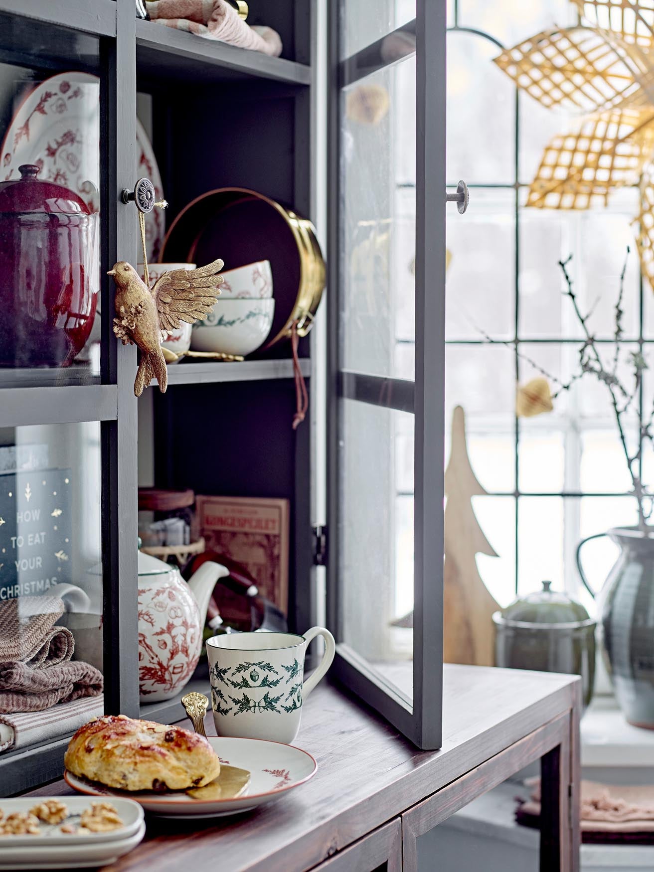 Stilvolles Tannenholz-Kabinett in Grün von Bloomingville.