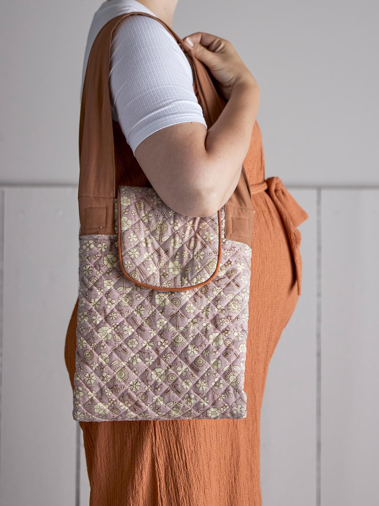 Thanne Wickelauflage von Bloomingville Mini: Hochwertige Baumwolle, wasserabweisend, mit praktischen Taschen für moderne Eltern.