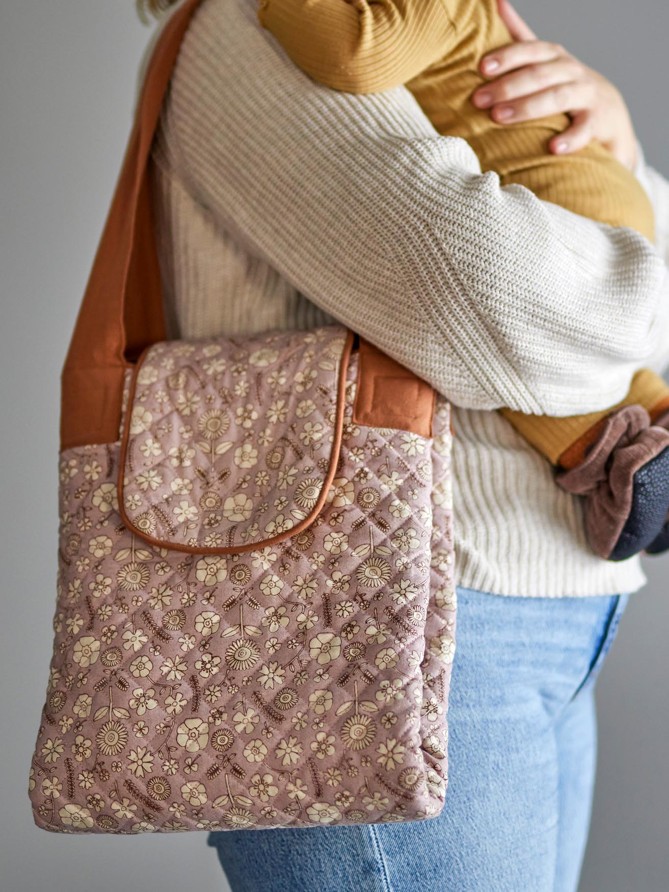 Entdecken Sie die Thanne Wickelauflage von Bloomingville Mini: stilvolles Design, sanfte Baumwolle, wasserabweisend und mit praktischen Fächern für alles, was Sie brauchen.