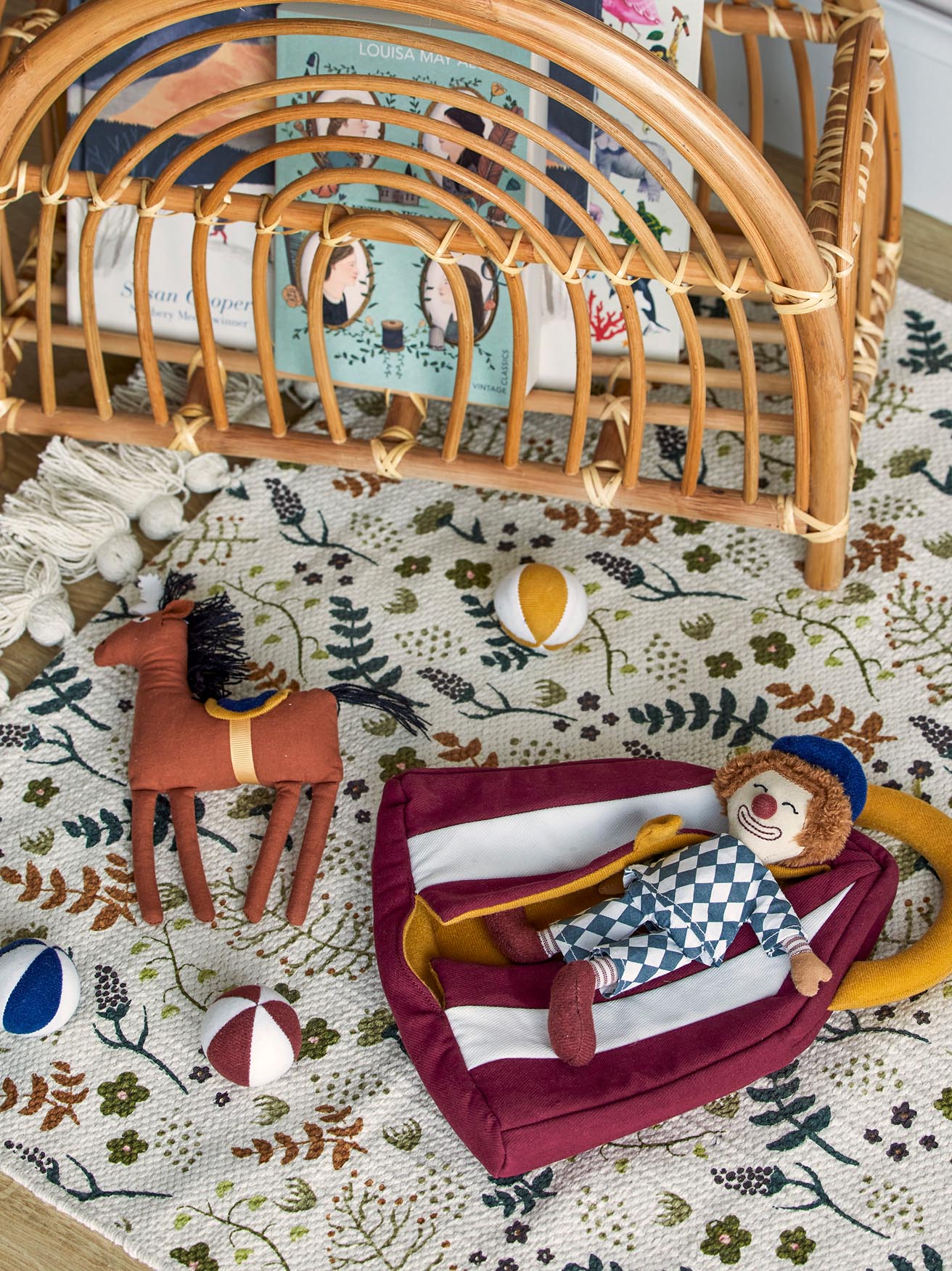 Theobald: Kuscheliges rotes Baumwollspielzeug von Bloomingville Mini.