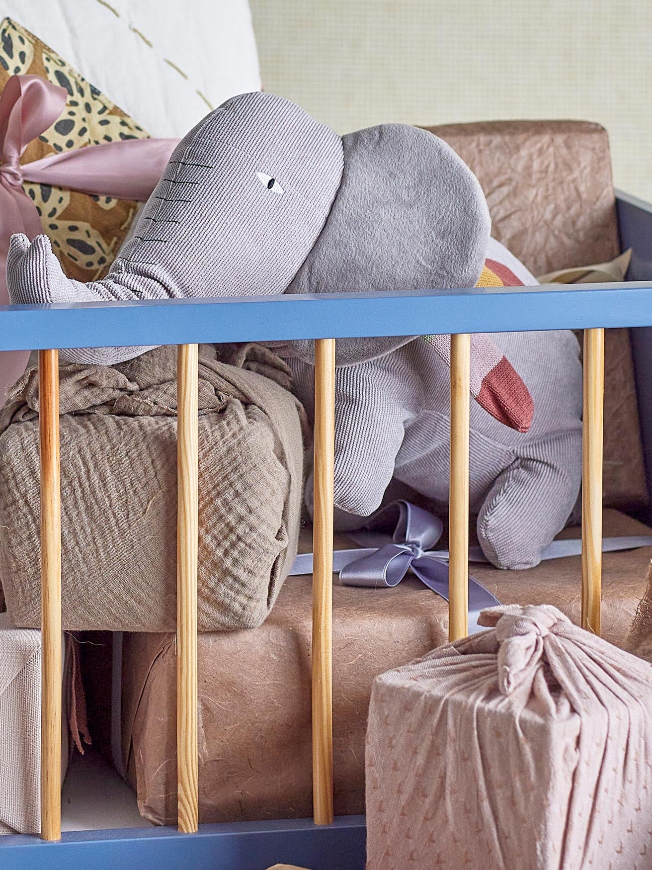 Entdecken Sie den grauen Elefanten Ferdinand von Bloomingville Mini – ein kuscheliges Plüschtier und stilvolle Kinderzimmer-Dekoration!