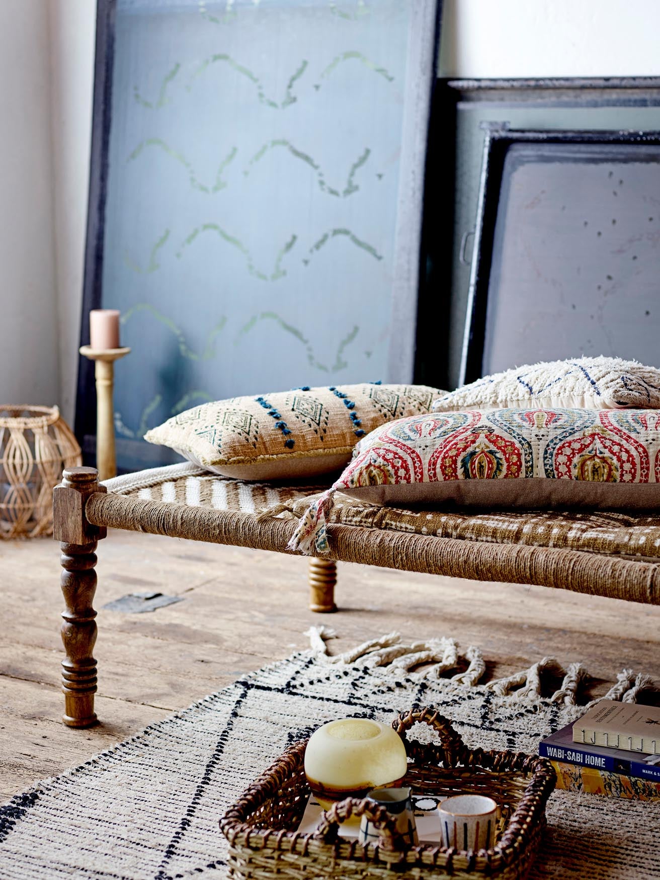 Fröhliche Lobelia Tasse in lebhaftem Blau und Orange, handgefertigt aus robustem Steingut – ideal für stilvolle Kaffeepausen.