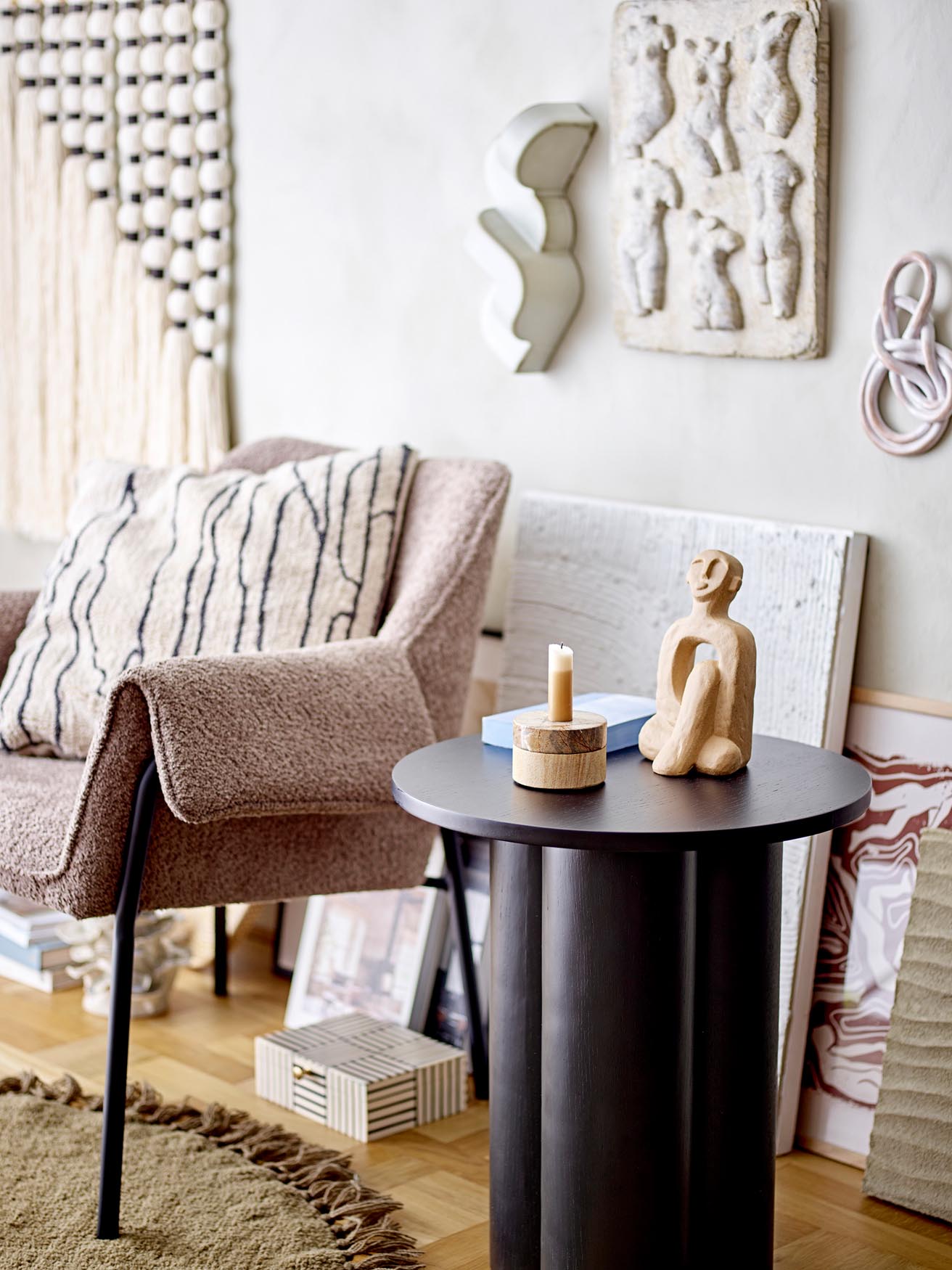 Der Dalin Teelicht- und Kerzenhalter von Bloomingville aus edlem Sandstein bringt Wärme und Stil in Ihr Zuhause. Ein einzigartiges Deko-Highlight!