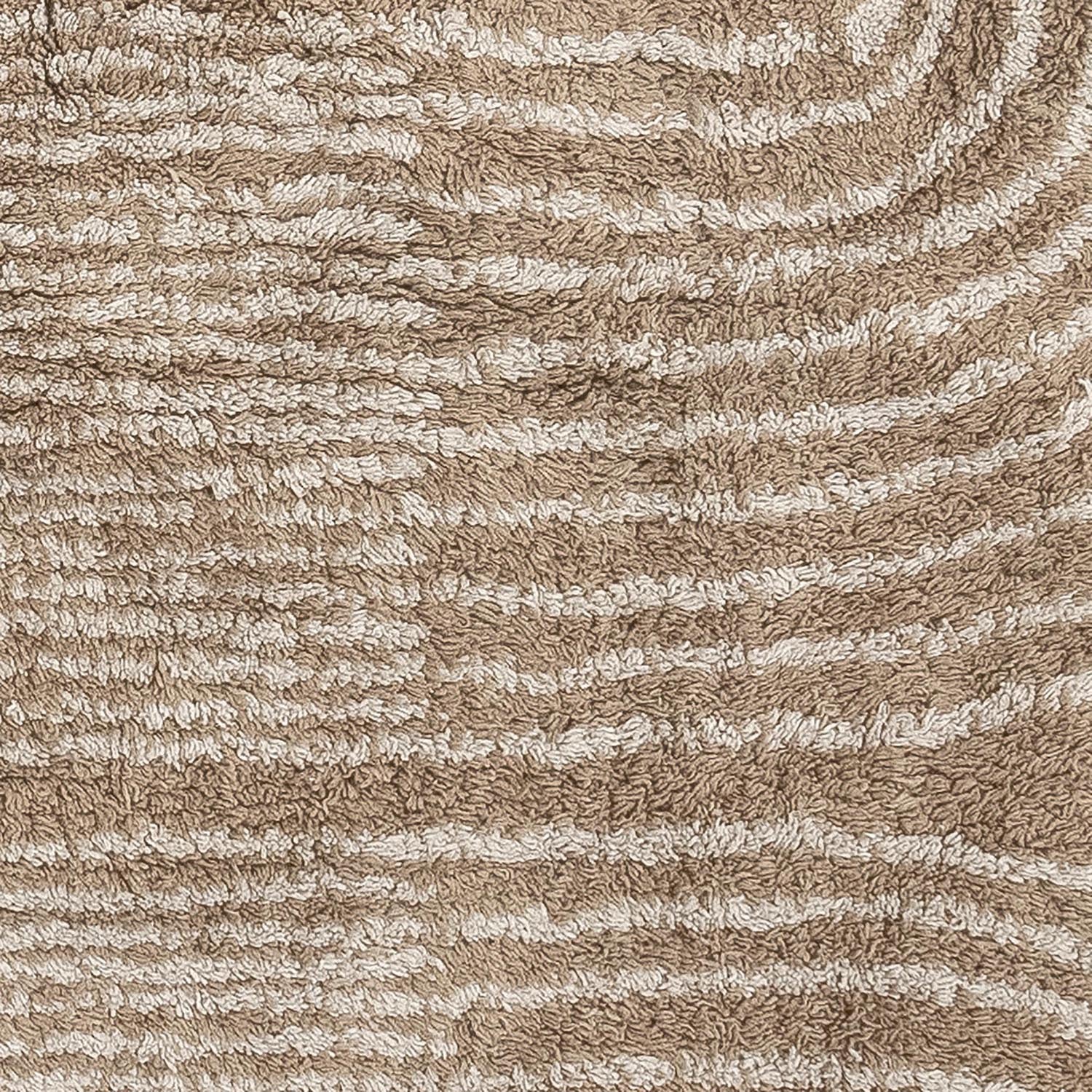 Entdecken Sie den eleganten Zeynep Teppich von Bloomingville in warmem Braun. Aus hochwertiger Baumwolle gefertigt, vereint er Komfort und Stil.