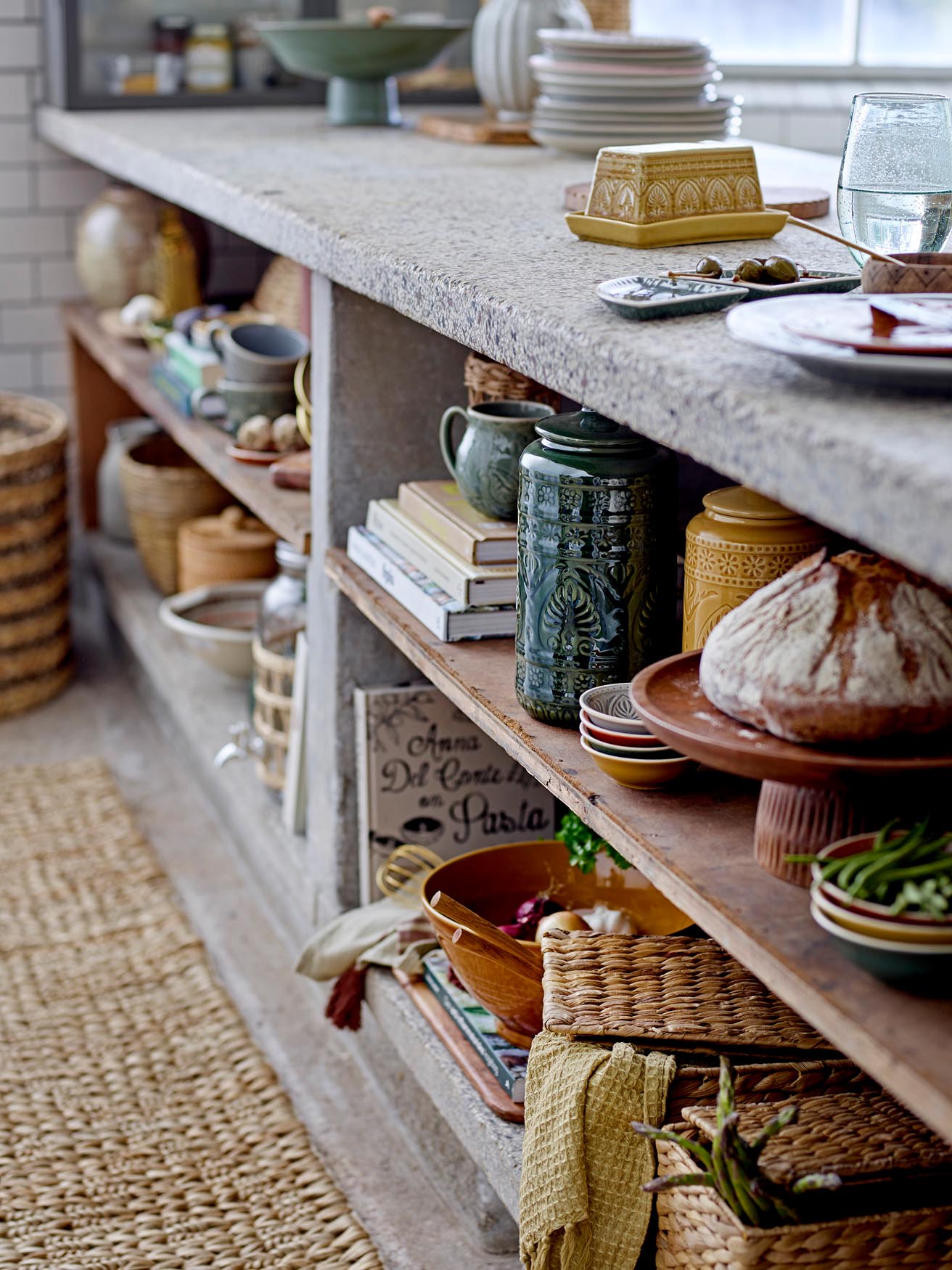 Elegantes Rani Steingut-Gefäss in Gelb mit Deckel von Bloomingville.