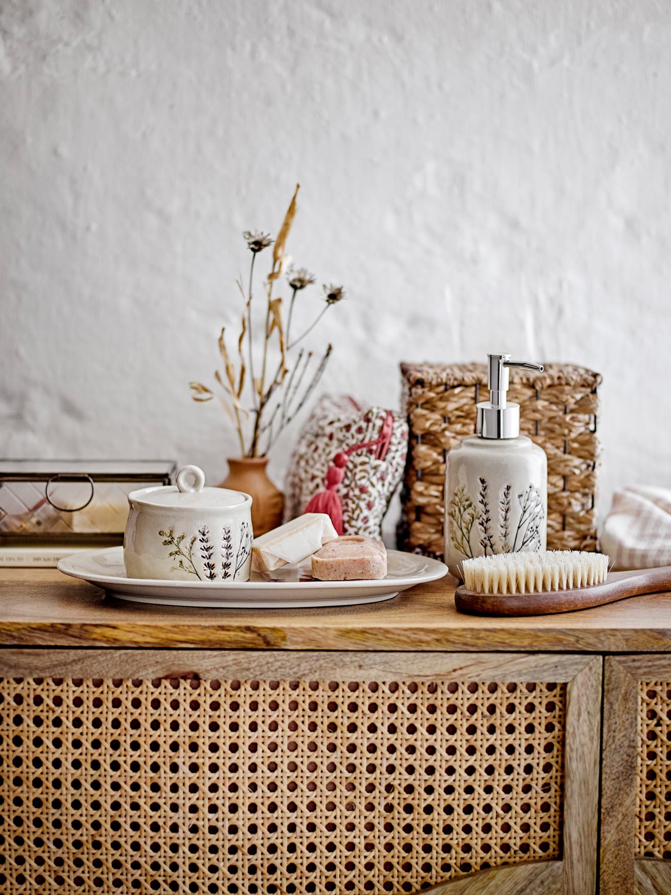 Bea Tablett: Natürliches Steingut von Bloomingville für stilvolle Akzente.