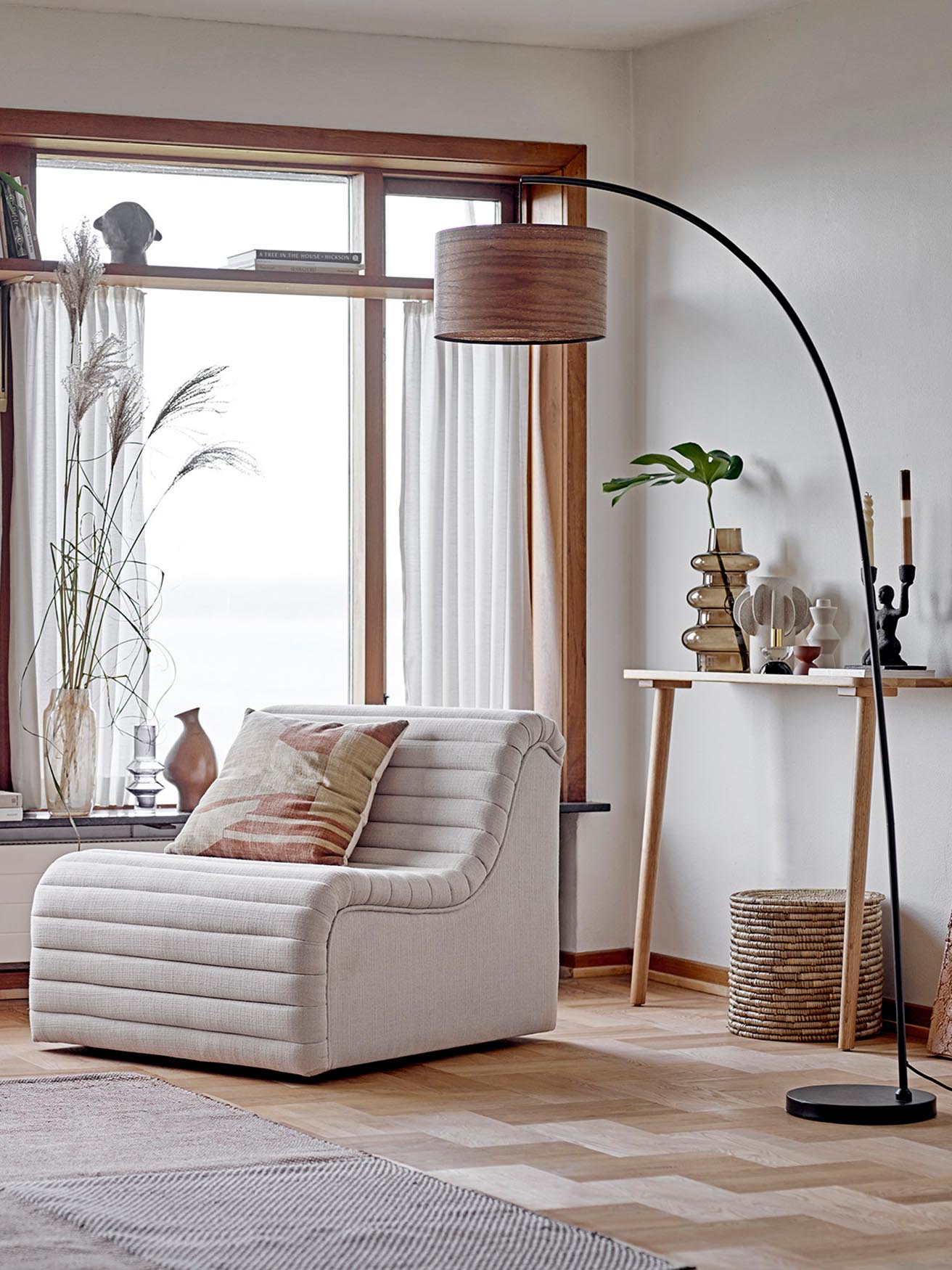 Rauke Vase: Stilvolles, braunes Glas von Bloomingville. Modernes Design, ideal für Blumen. Verleiht jedem Raum Eleganz und Wärme.