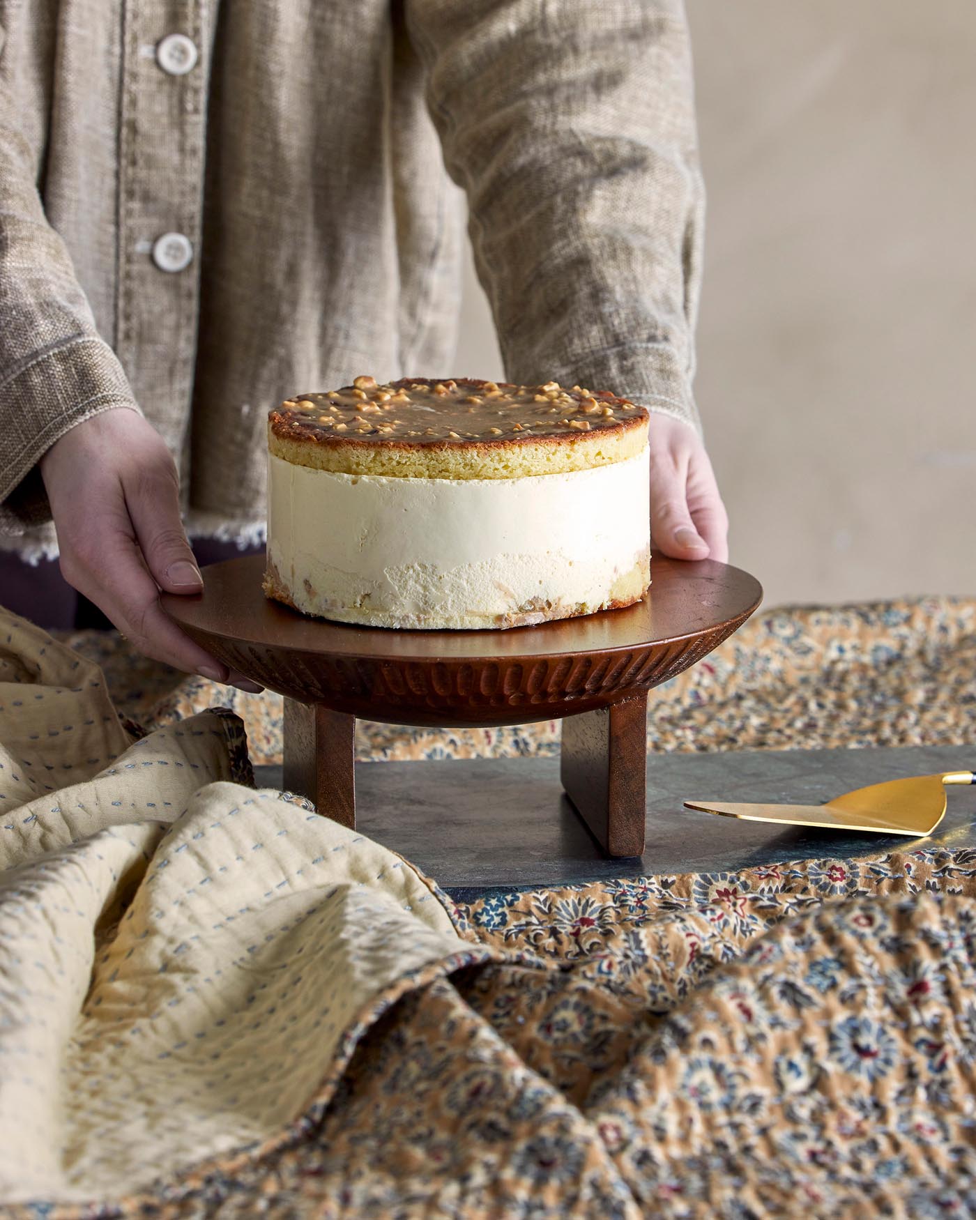 Rustikaler Miho Kuchenteller aus Mango für charmante Tischdekoration.