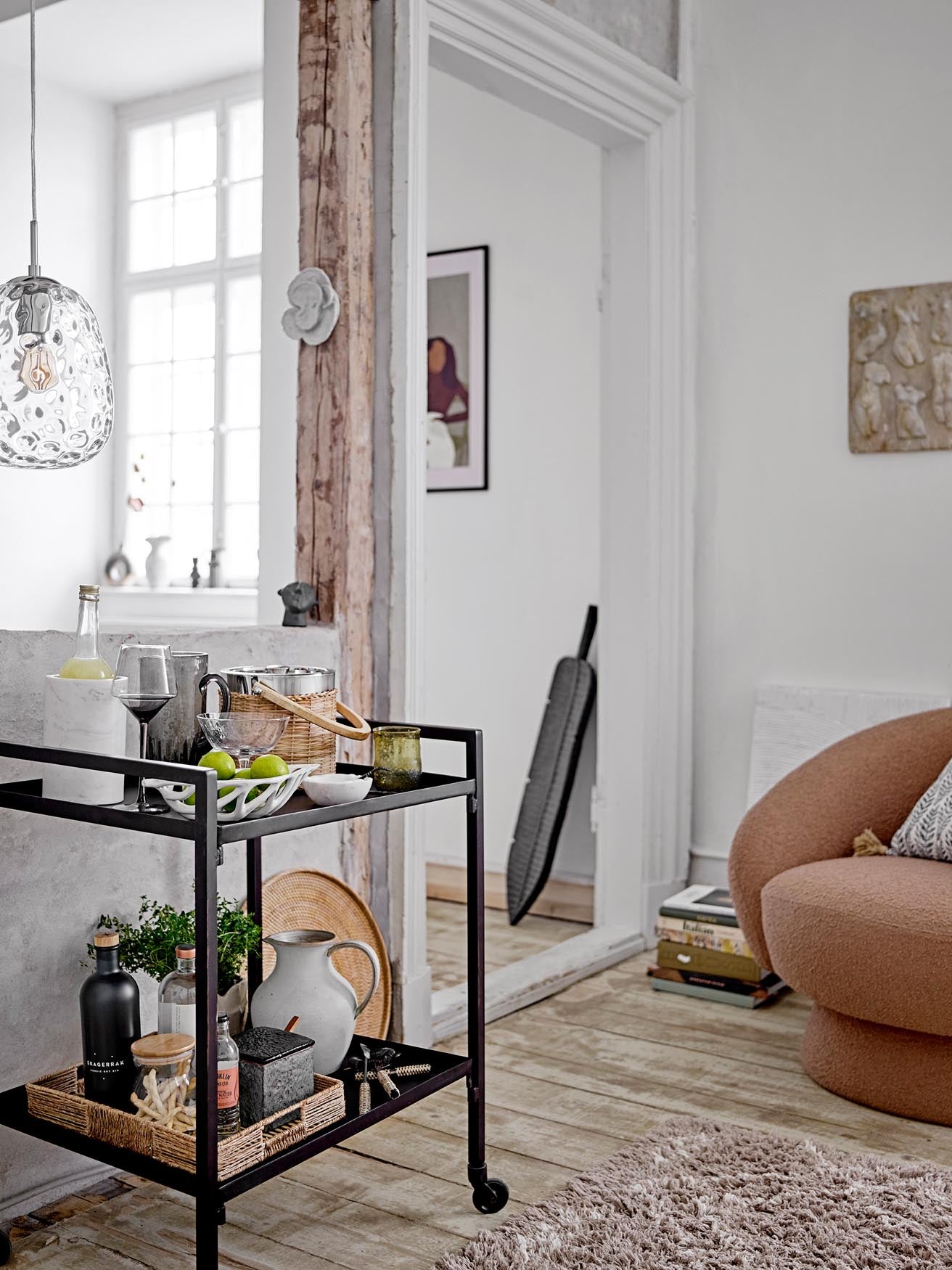 Elegante Daiva Deko aus Mangoholz, stilvoll und langlebig.