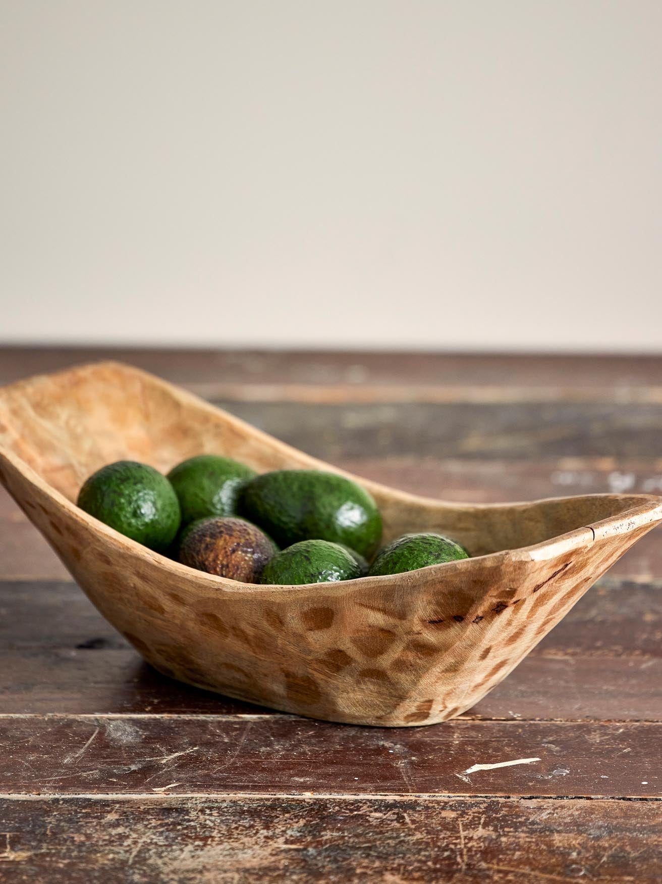 Fadia Schale aus Mangoholz: Ein einzigartiges Kunstwerk für Ihr Zuhause, ideal für Dekoration und praktische Nutzung.