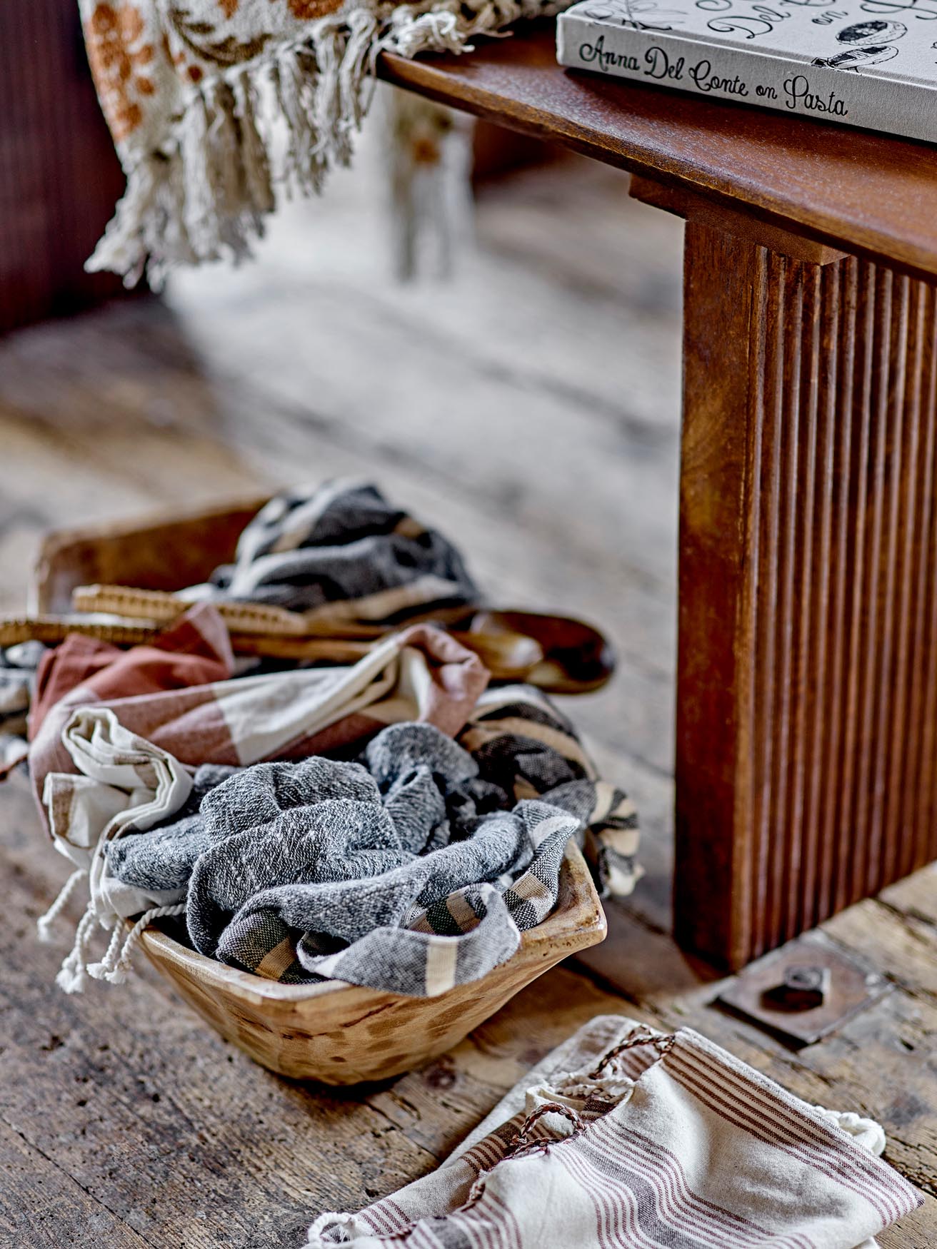 Fadia Schale aus natürlichem Mangoholz: Ein stilvolles Accessoire, das Eleganz und Funktionalität in Ihr Zuhause bringt.