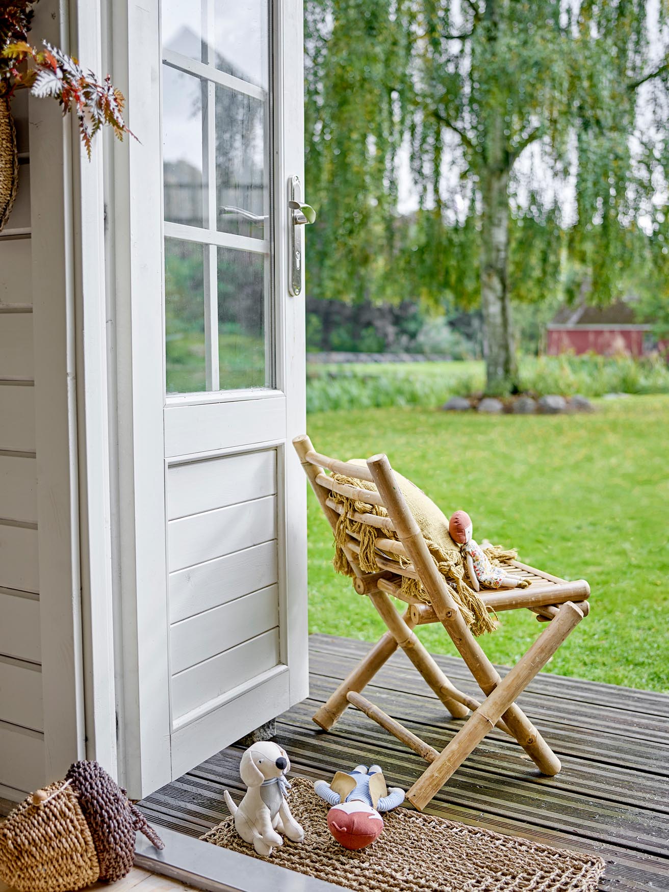 Entdecke den Mosse Stuhl von Bloomingville MINI: Ein eleganter, stabiler Klappstuhl aus nachhaltigem Bambus, ideal für kreative Kinderaktivitäten.