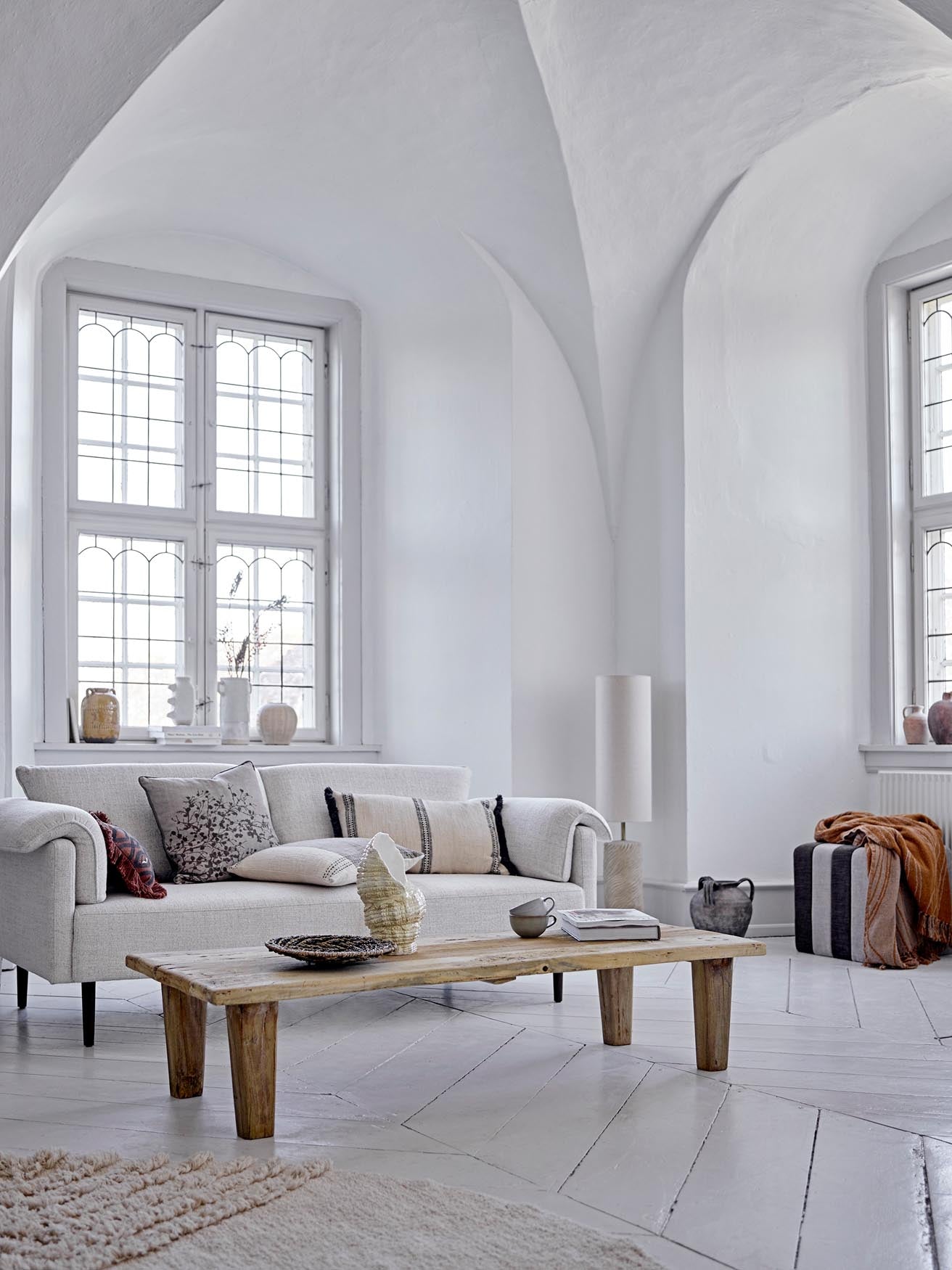 Das Chesham Sofa von Bloomingville in Weiss aus Polyester bietet stilvolles Design und Komfort für Ihr Zuhause.