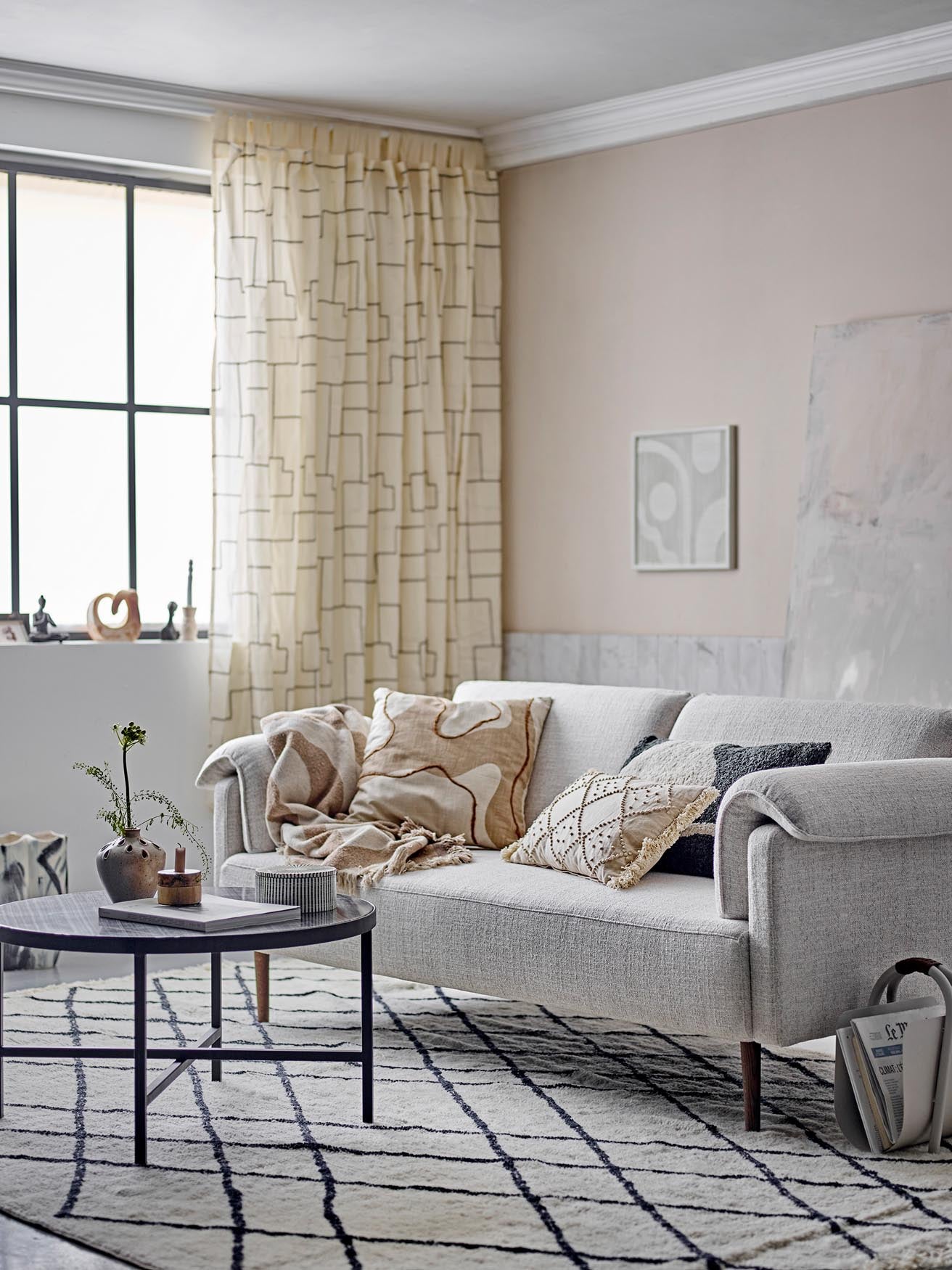 Das Chesham Sofa von Bloomingville in Weiss aus Polyester bietet stilvolles Design und Komfort für Ihr Zuhause.