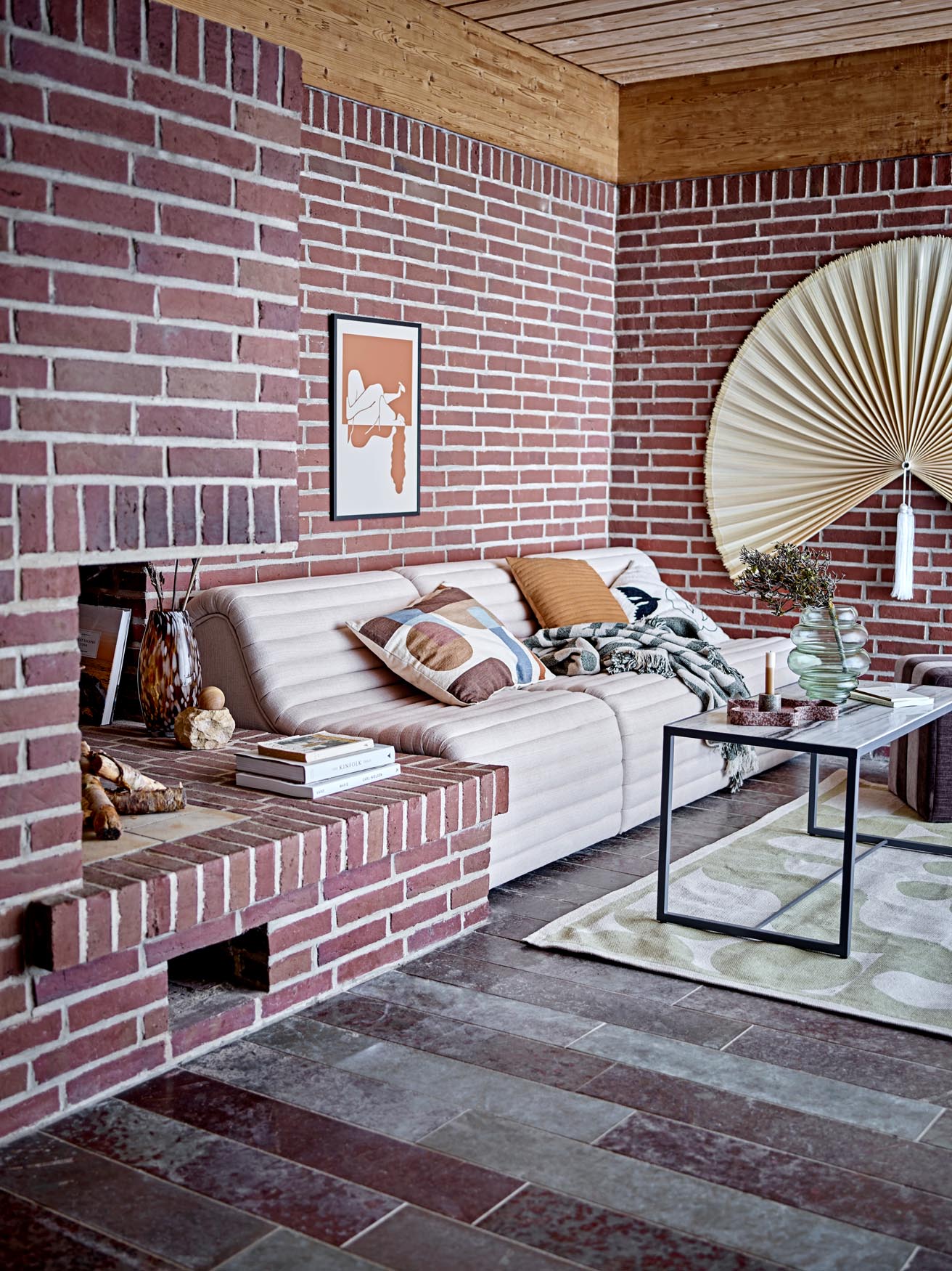 Der Allure Loungesessel von Bloomingville vereint Retro-Charme mit Komfort und Langlebigkeit, ideal für stilvolle Räume.